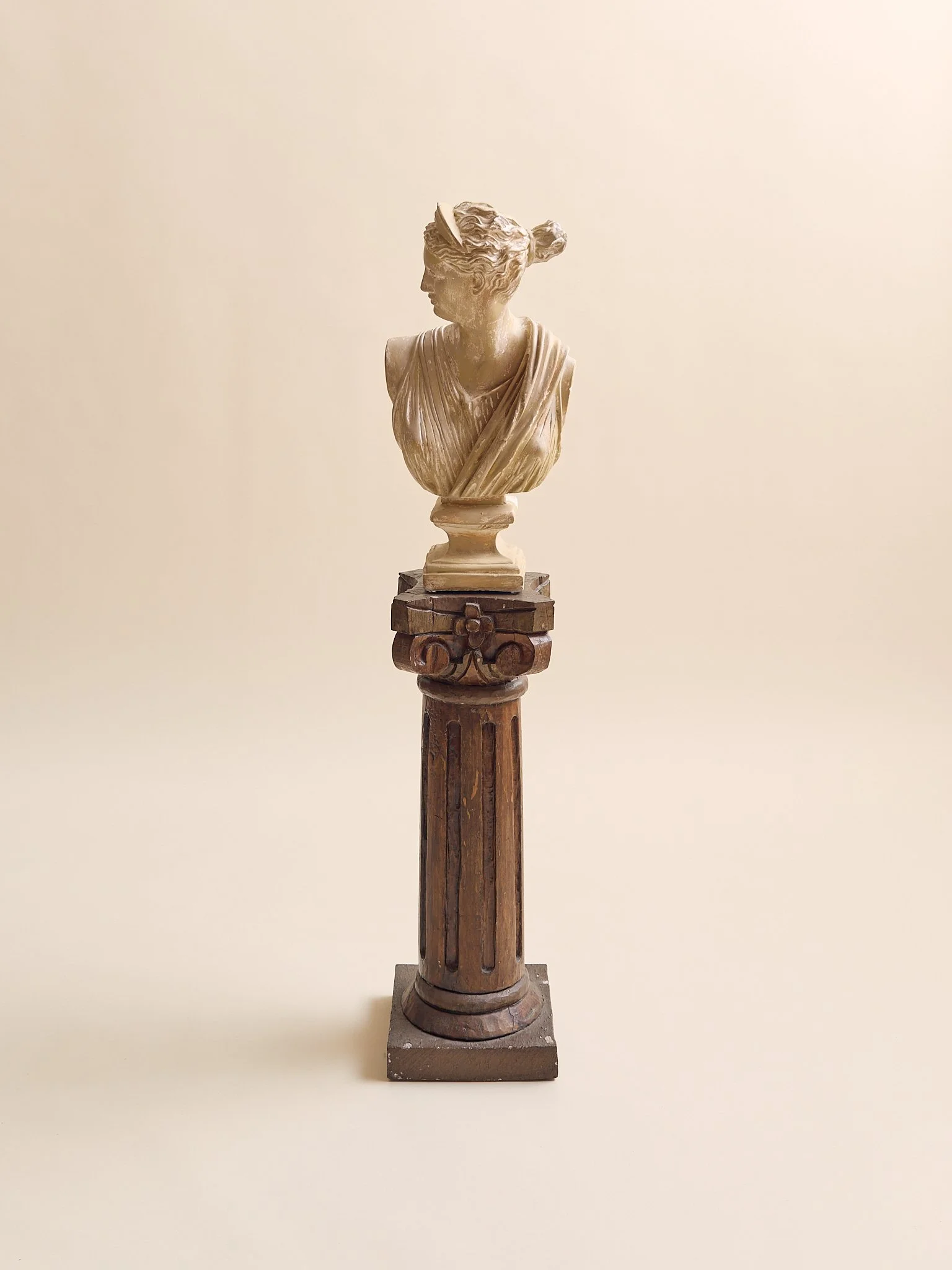250_TheVintageOrnateWoodCarvedColumnPedestal_002.jpg