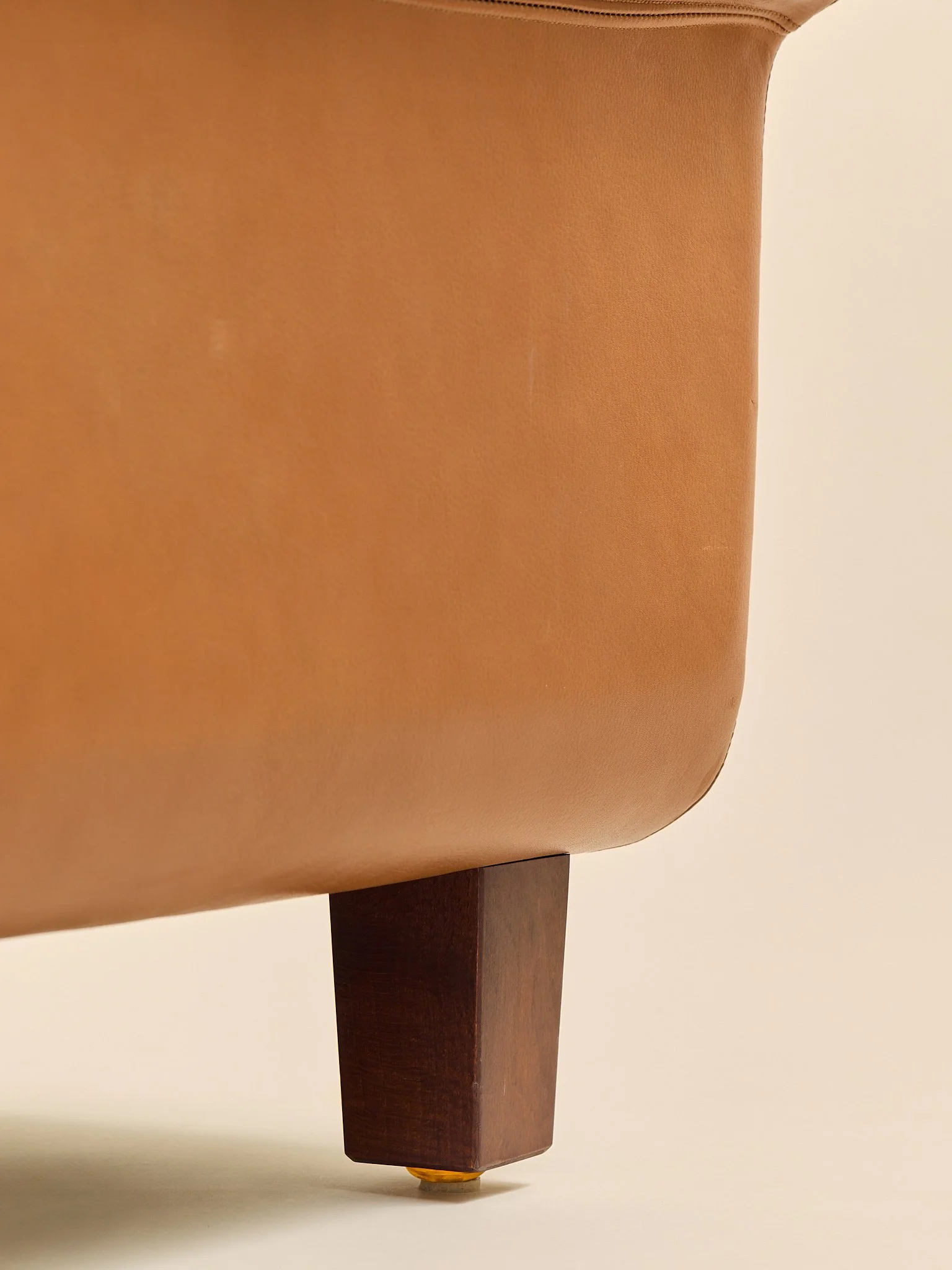 377_TheVintageGeorgThamsDanishLeatherLoungeChairs_17.jpg