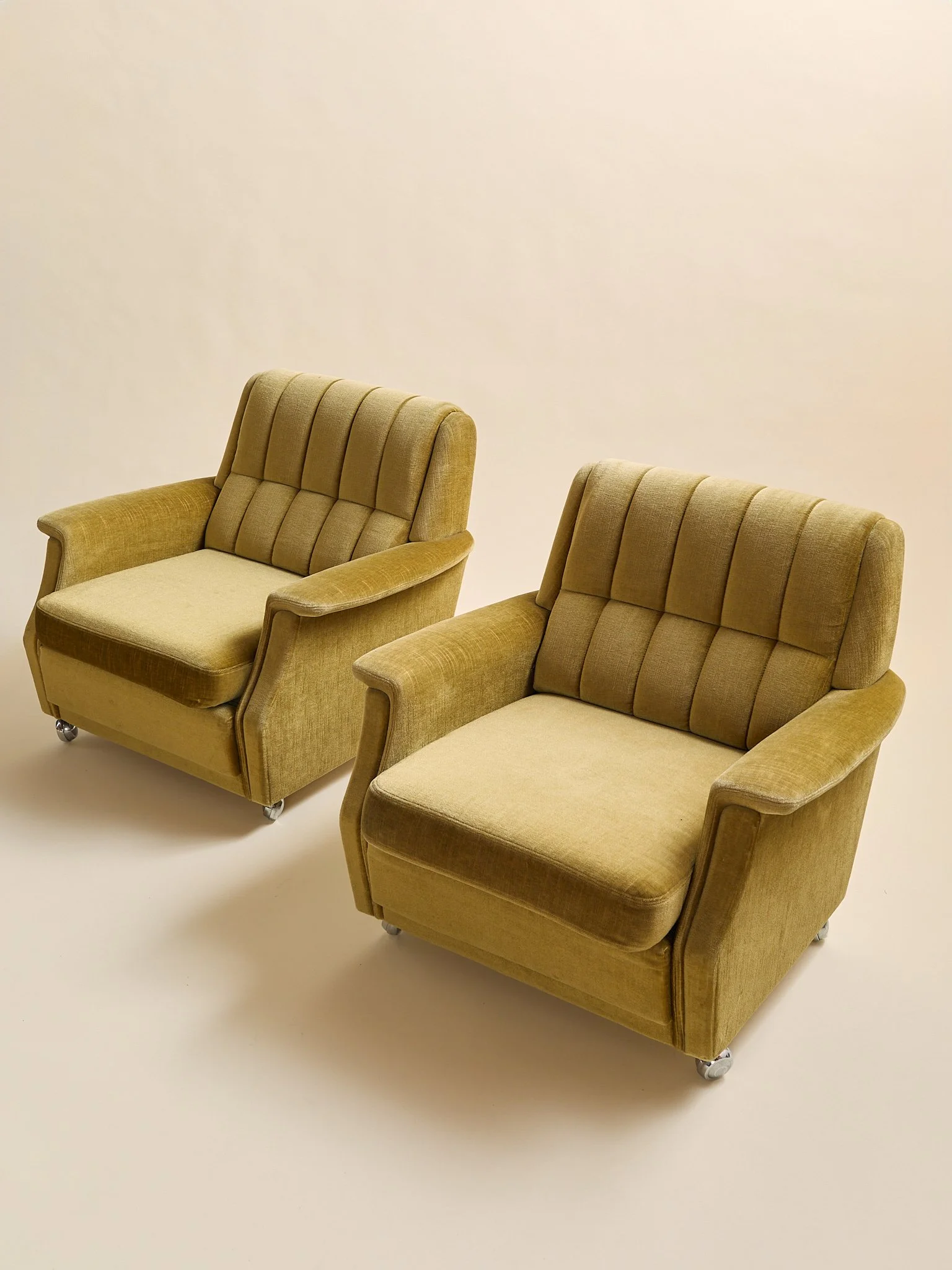 376_TheVintagePairOfDanishVelourLoungeChairsC1960S_01.jpg
