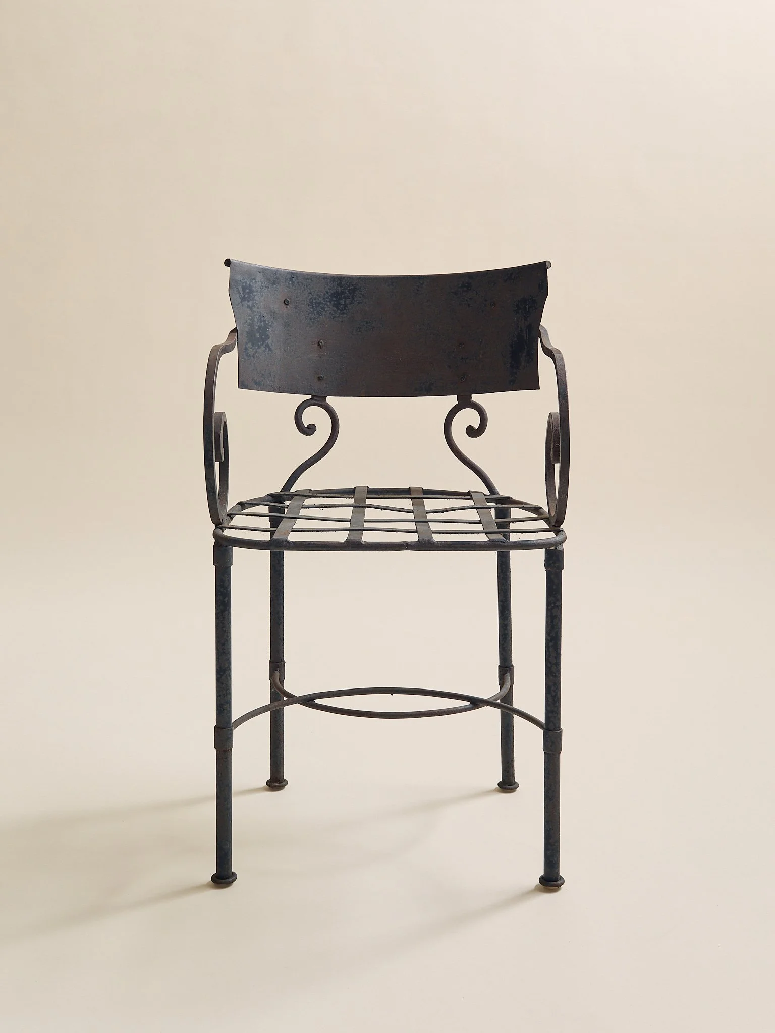290_TheVintageIronSwirlChairs_02.jpg