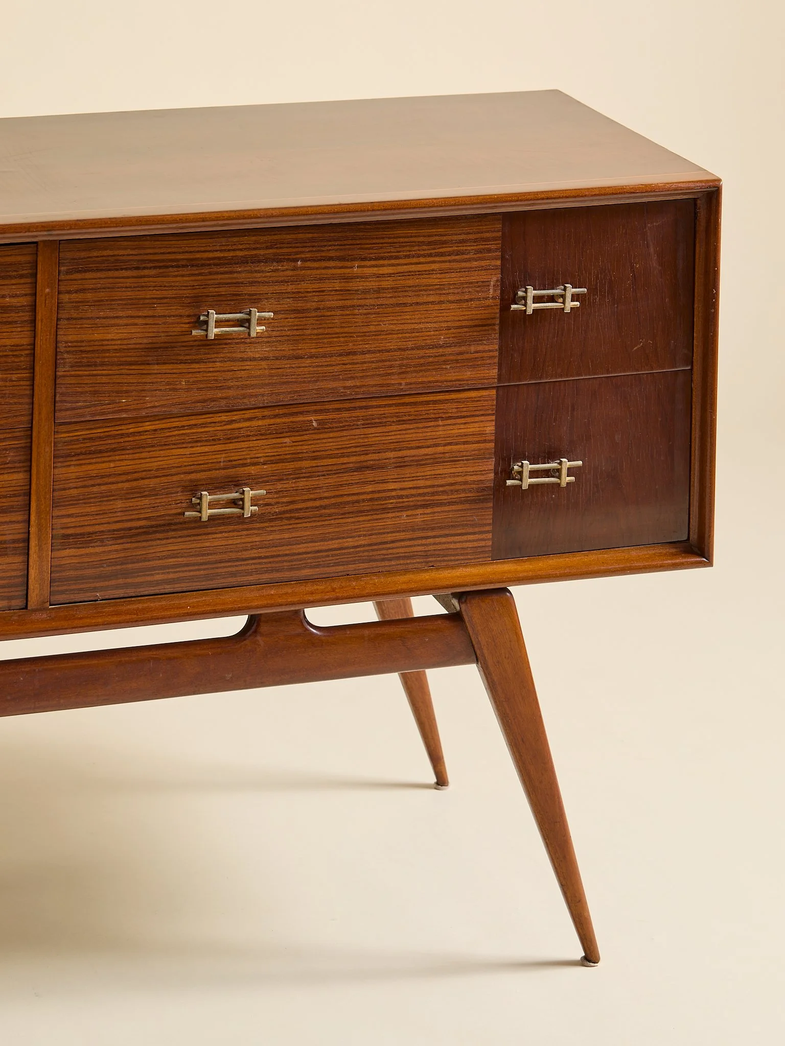 400_TheVintageMahoganyAndRosewoodFourDrawerDresserHavingBrassHardwareC1955_07.jpg