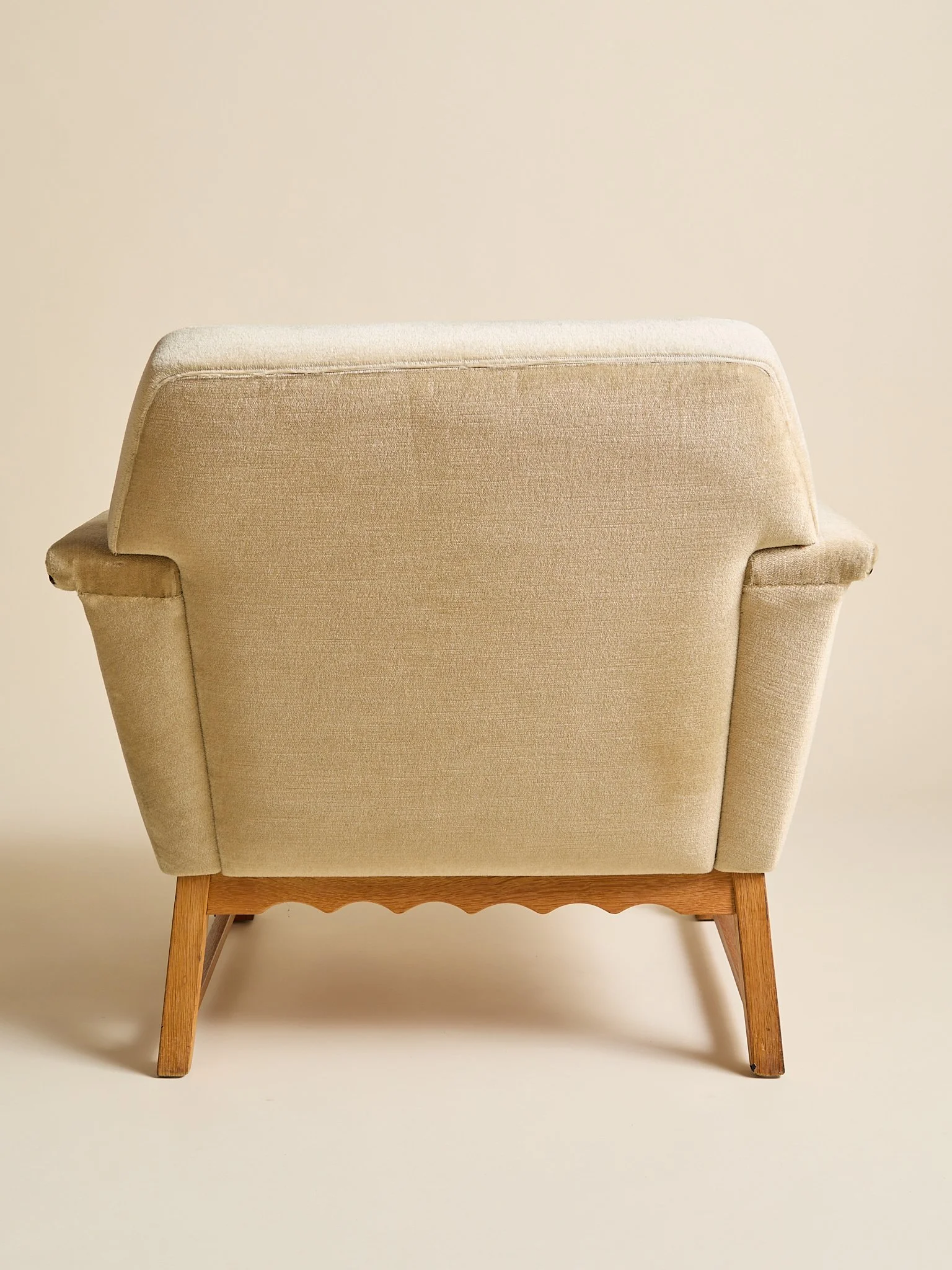 393_TheVintageDanishVelourCarvedDetailArmchairs_04.jpg