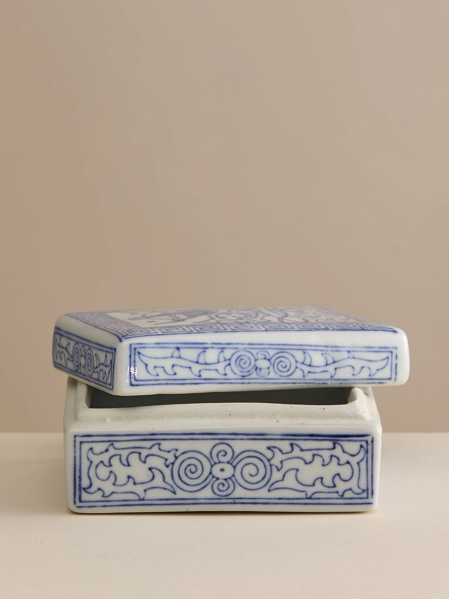 306_TheVintageChinoiserieStylePorcelainBlueandWhiteLiddedBox_003.jpg