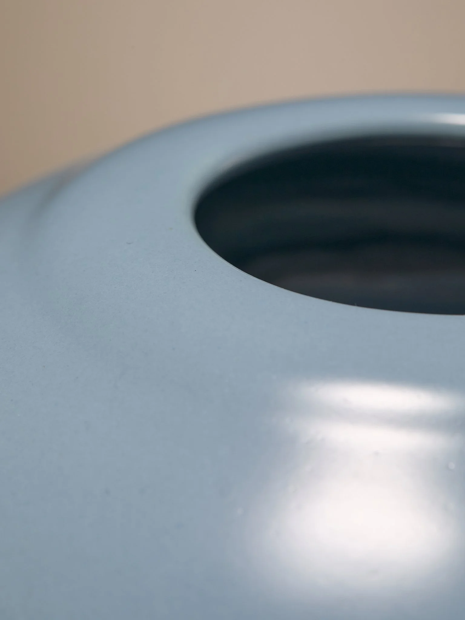 311_TheBlueGlossyCeramicVase_003.jpg