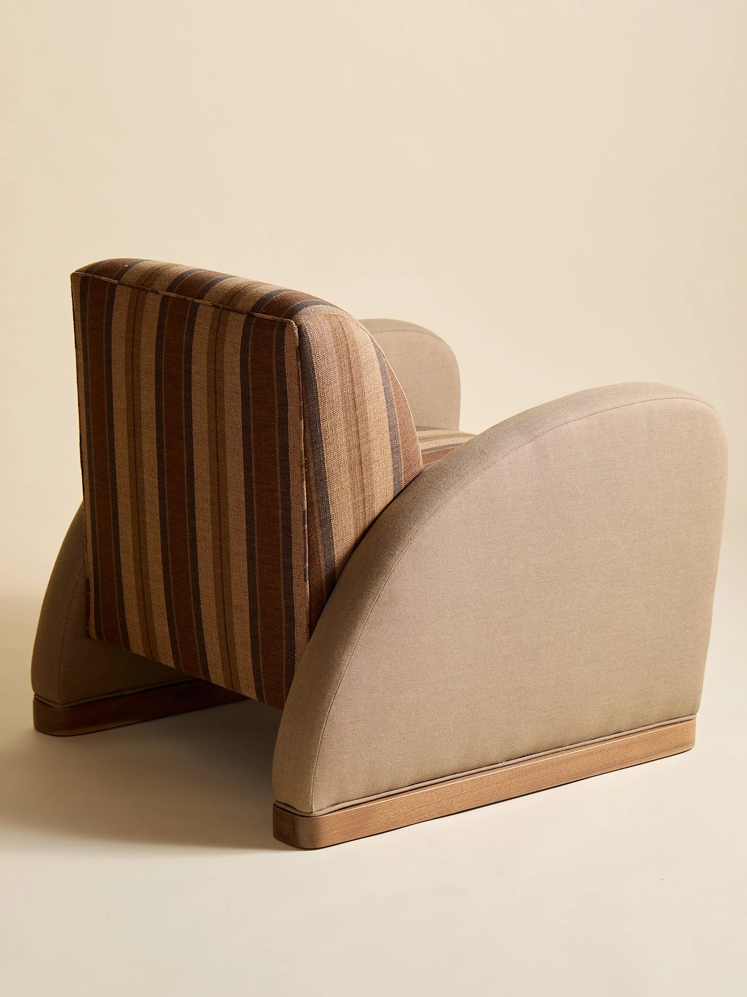 395_TheVintagePostModernCurvedChair_10.jpg