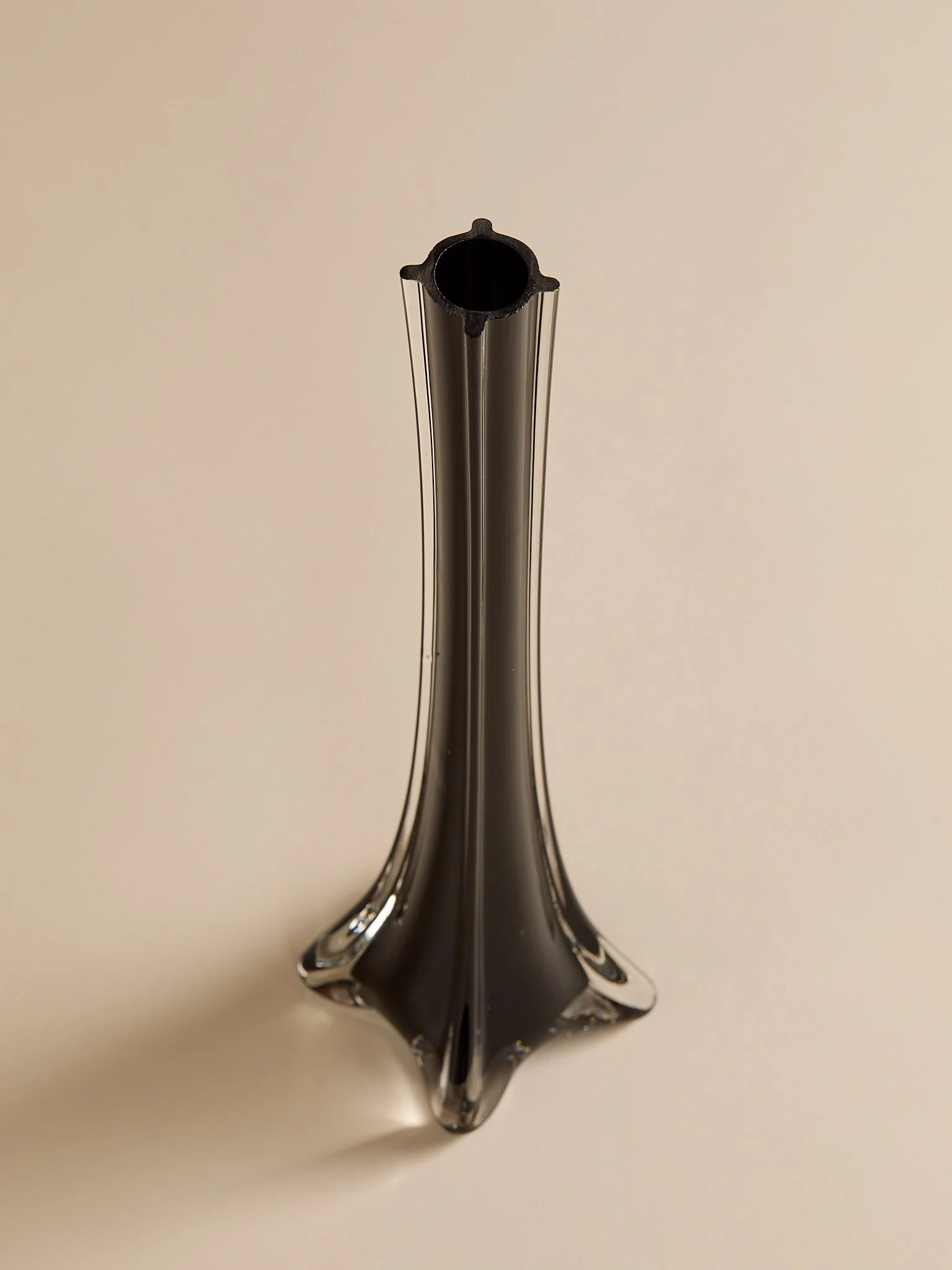 232_TheVintageGlassSculpturalBlackBudVase_004.jpg