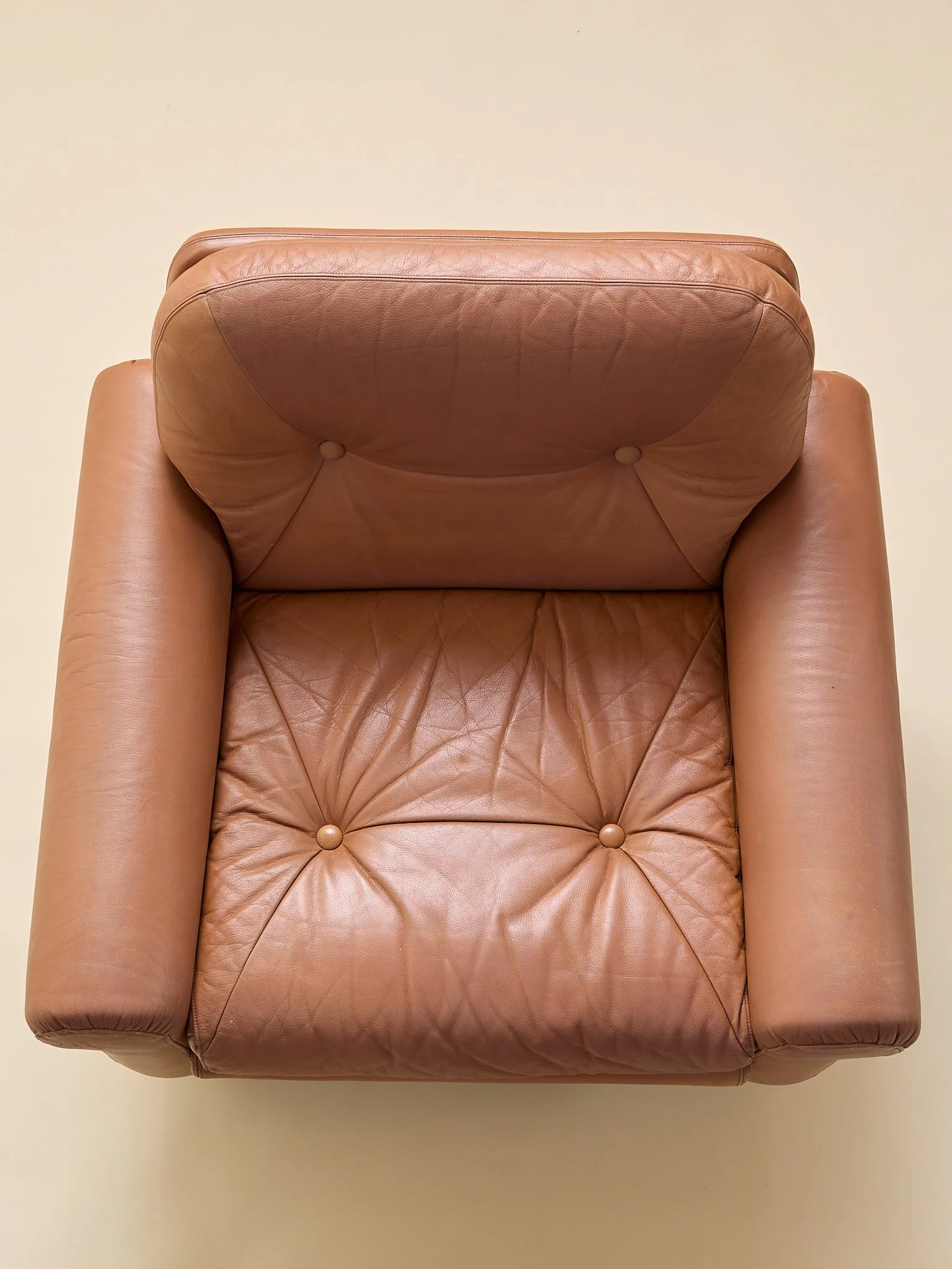 377_TheVintageGeorgThamsDanishLeatherLoungeChairs_06.jpg