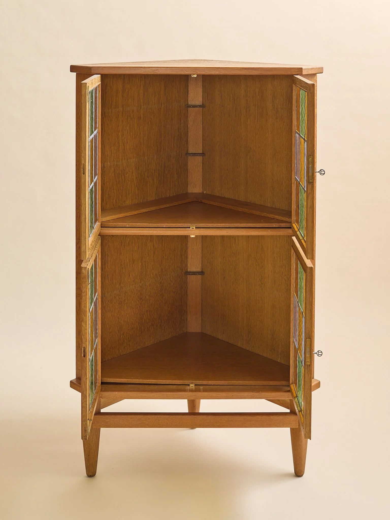385_TheVintageOak&StainedGlassCornerCabinetAttHenningKjaernulf1960S_02.jpg