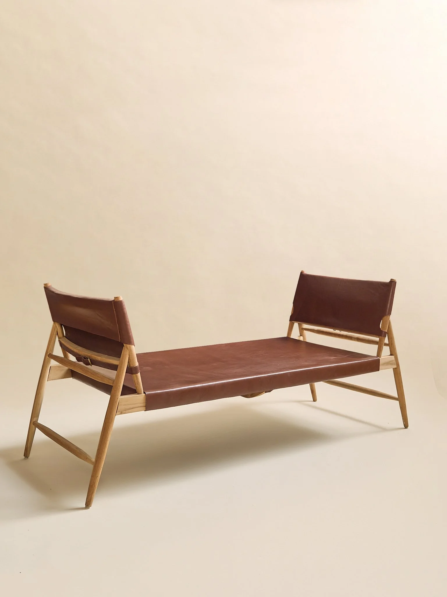 347_TheVintageRefinishedLeatherDaybed_02.jpg