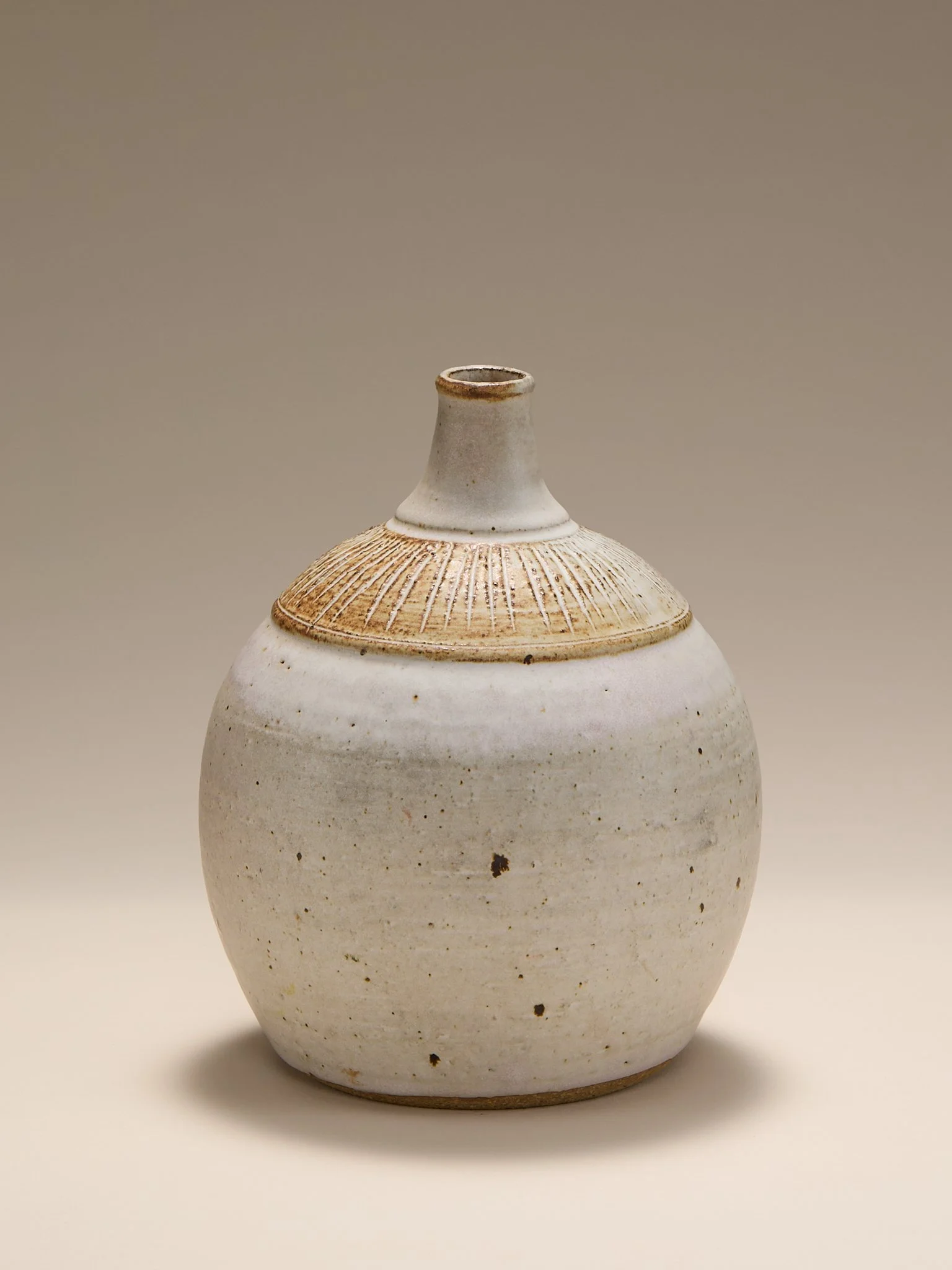 171_The1970sAmericanStudioPotteryVesselwithCarvedCollarDetail_002.jpg