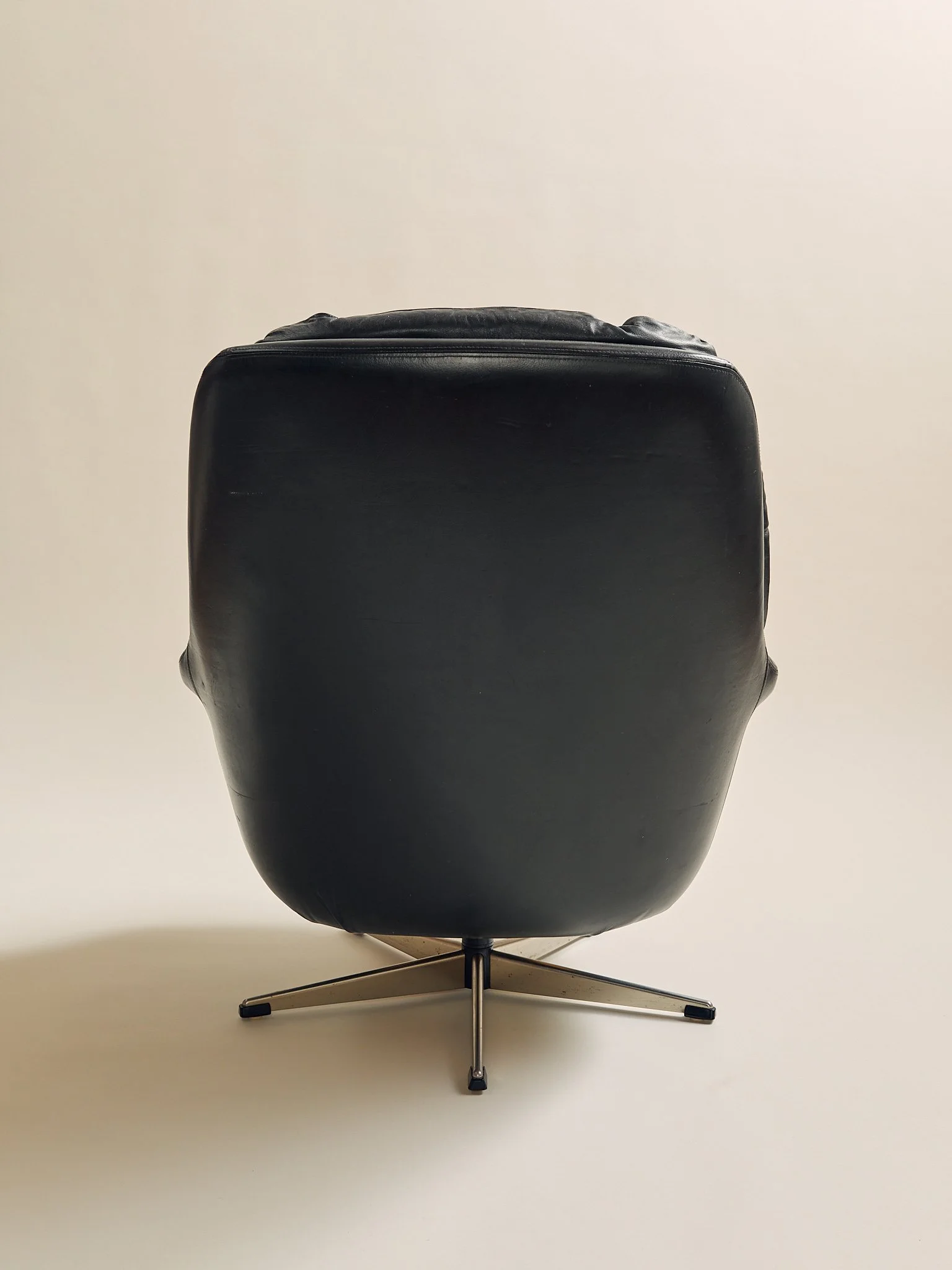288_TheVintageH.W.KleinforBraminDanishLeatherLoungeChair1960s_05.jpg