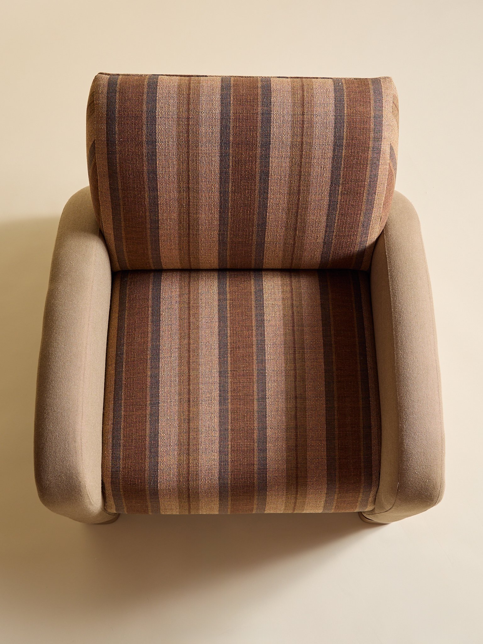 395_TheVintagePostModernCurvedChair_05.jpg