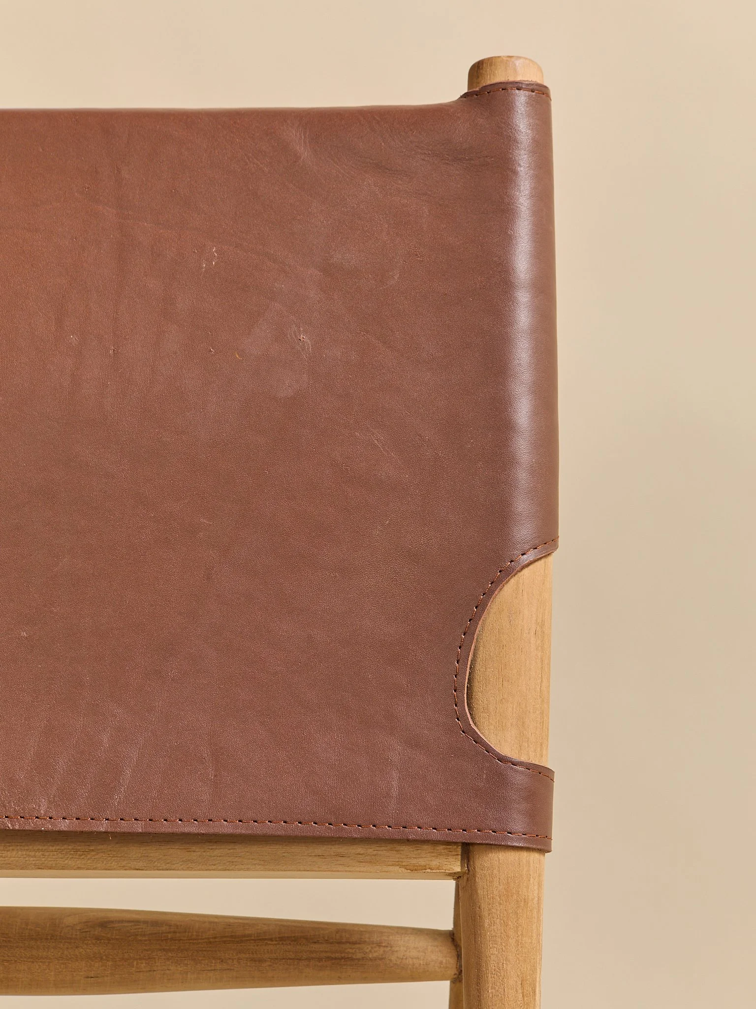 347_TheVintageRefinishedLeatherDaybed_05.jpg