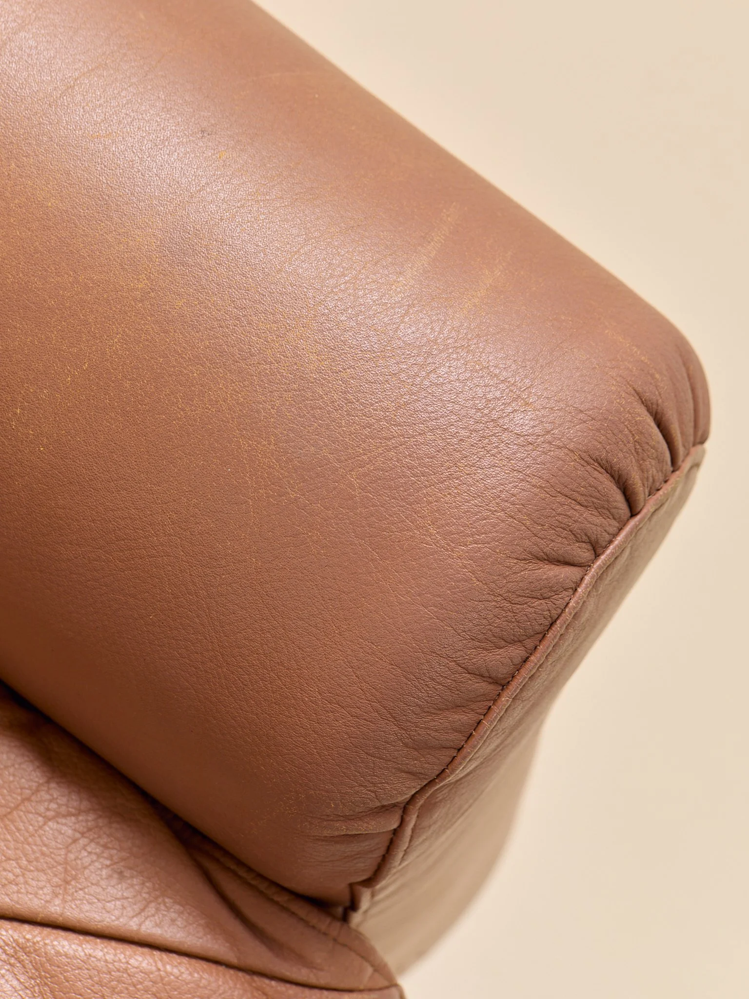 377_TheVintageGeorgThamsDanishLeatherLoungeChairs_16.jpg