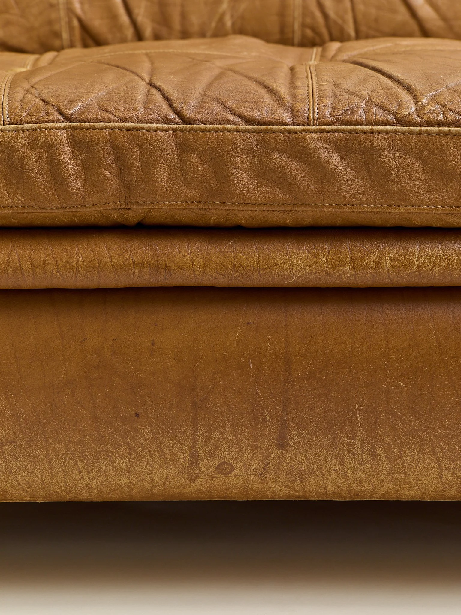 299_TheVintageSvendSkipperDanishLeatherLoveseat1970s_08.jpg
