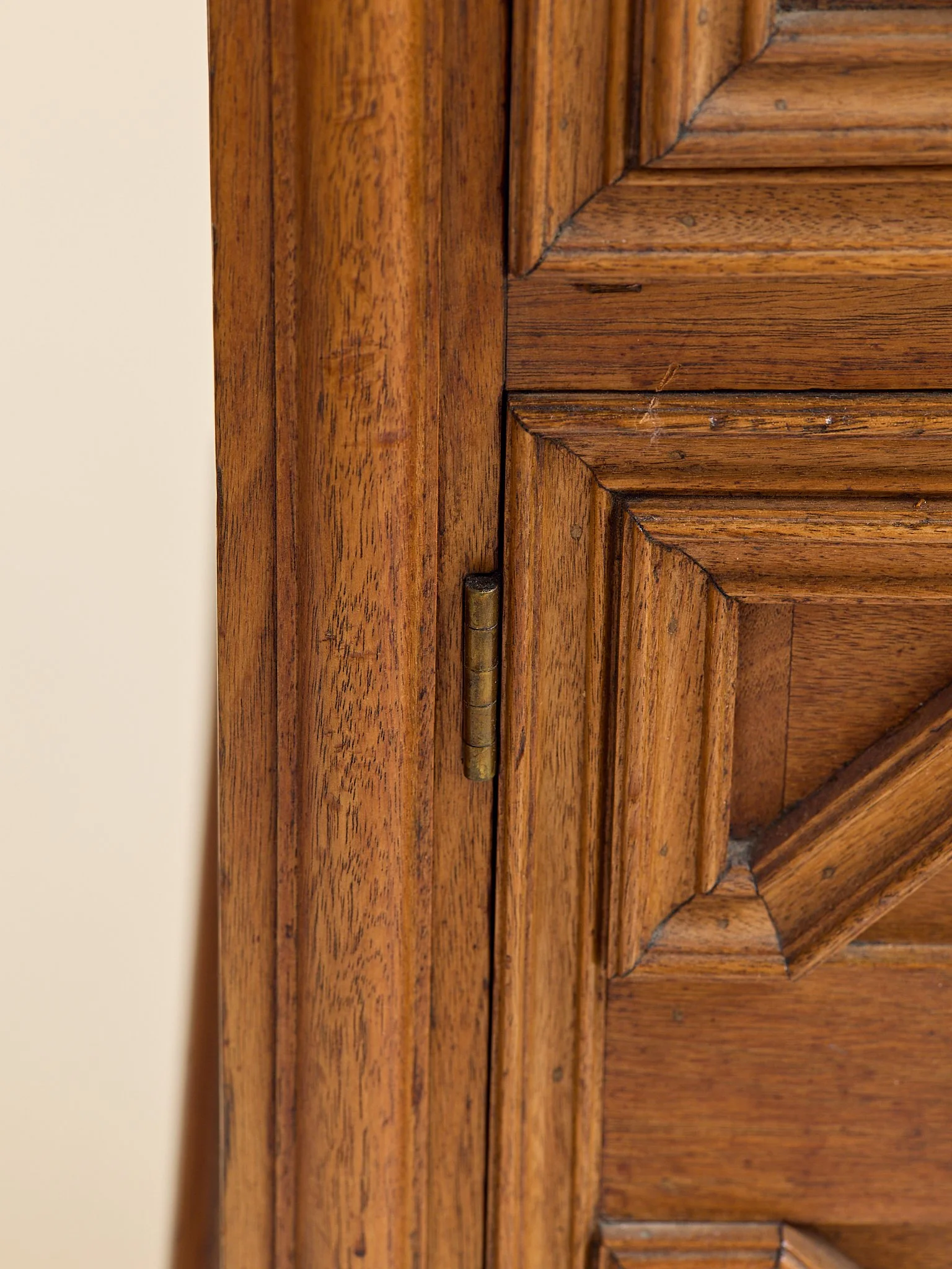 296_TheVintageWilliamandMaryIntricateCarvedWoodWalnutSideboard_10.jpg