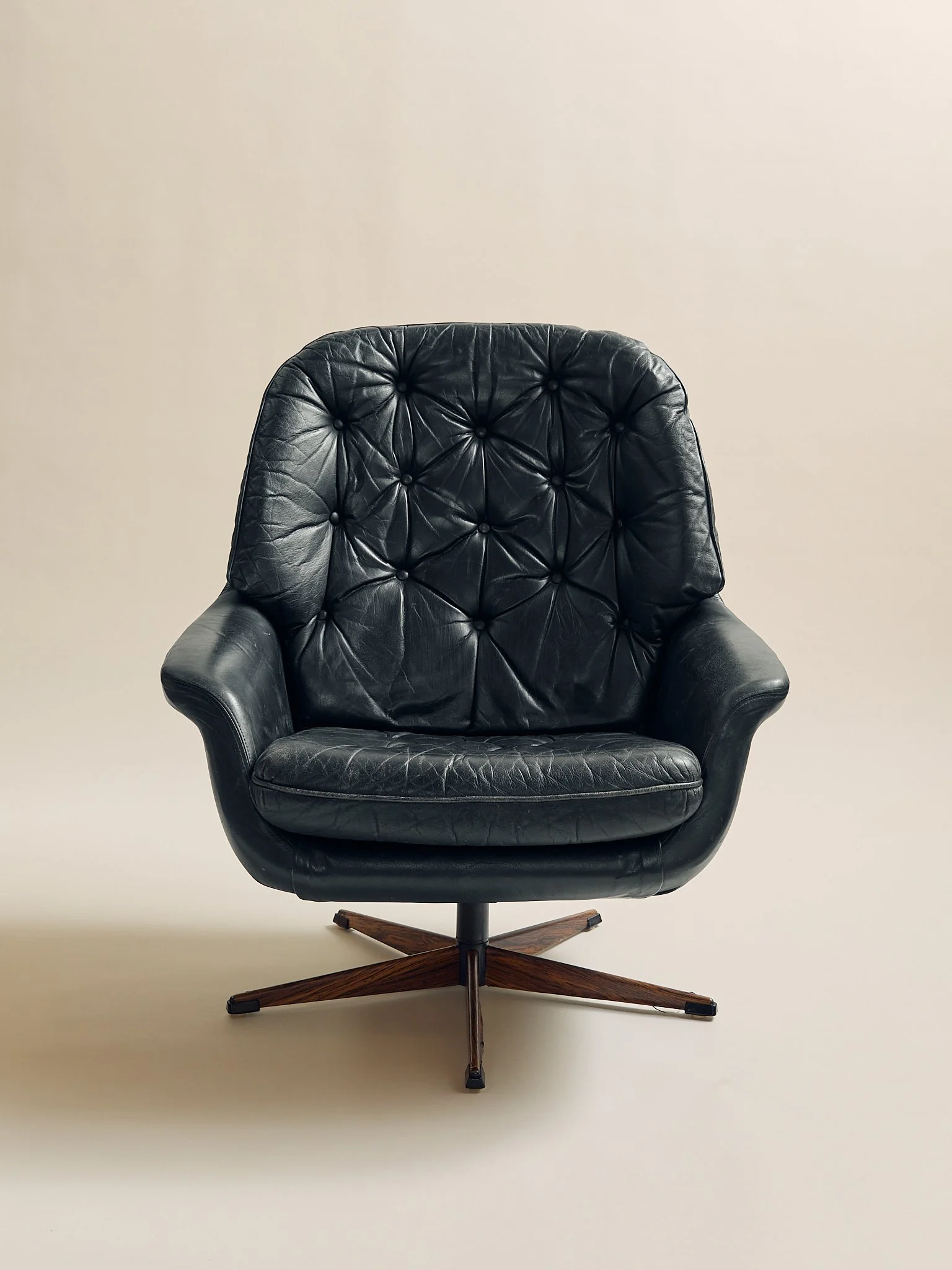 289_TheVintageH.W.KleinforBraminDanishLeatherLoungeChair1960s_02.jpg