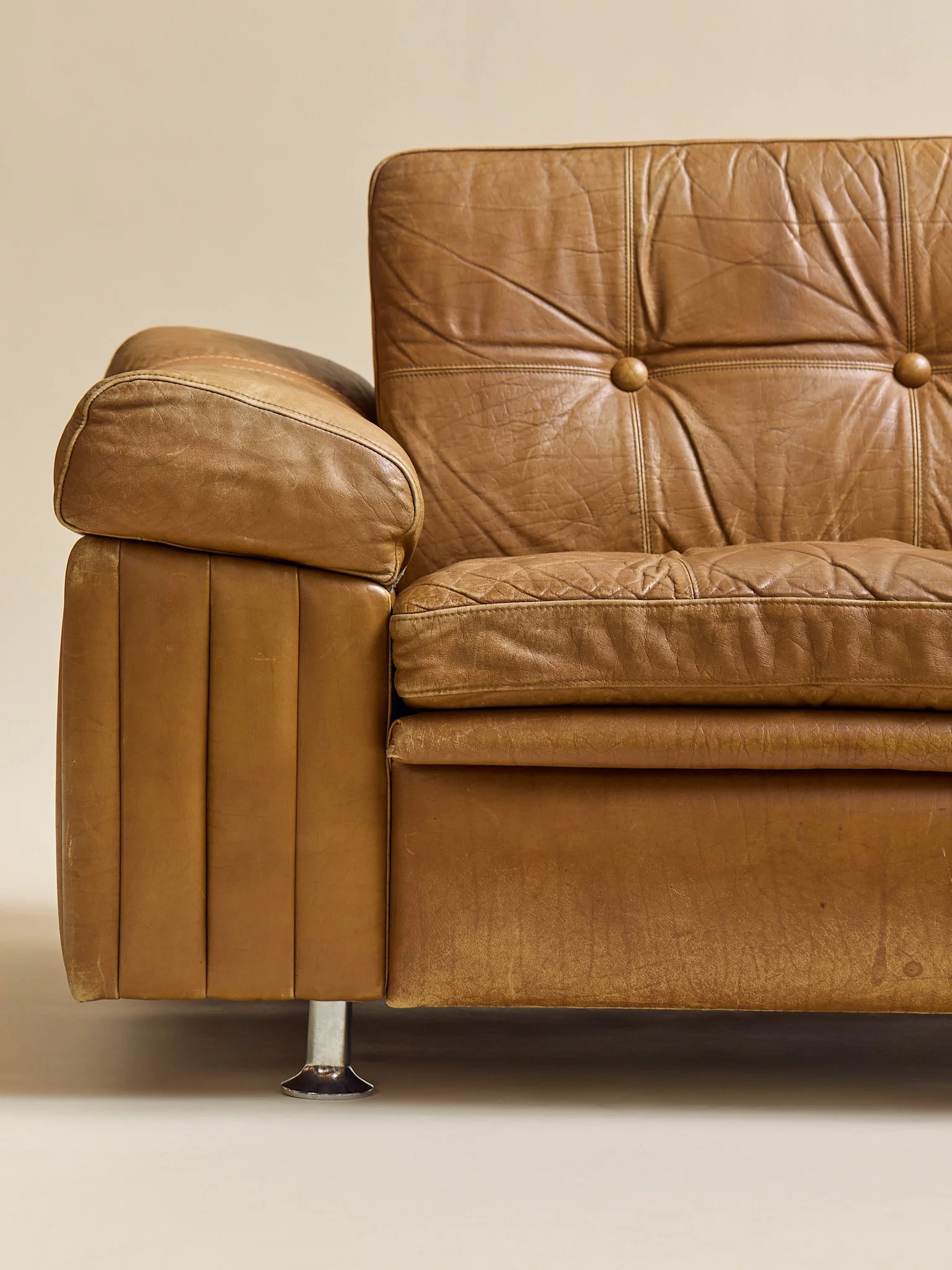 299_TheVintageSvendSkipperDanishLeatherLoveseat1970s_05.jpg