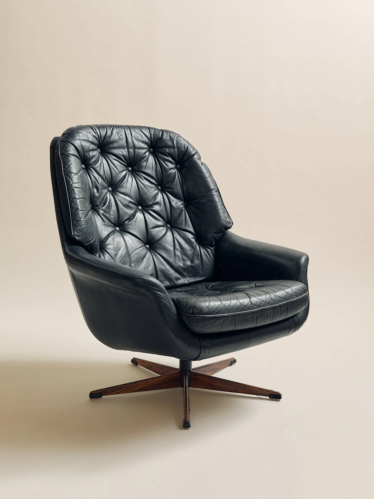 289_TheVintageH.W.KleinforBraminDanishLeatherLoungeChair1960s_03.jpg