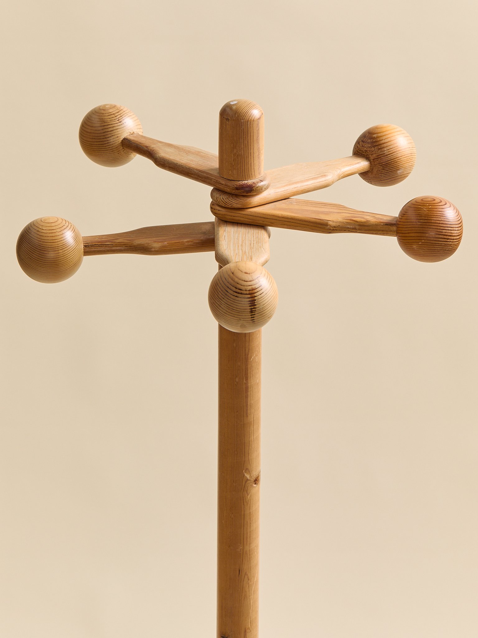 313_TheVintageScandinavianPineCoatRack1970s_05.jpg
