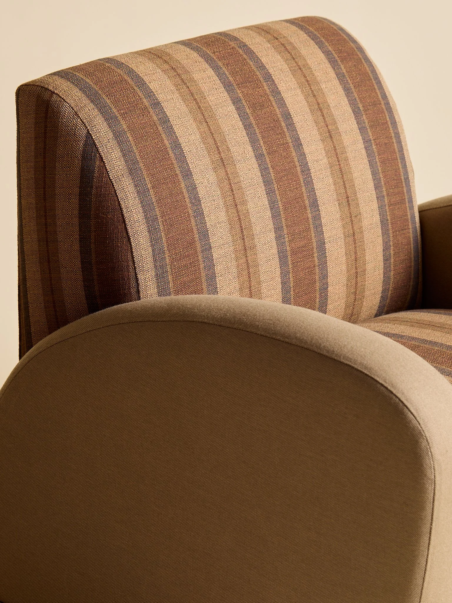 395_TheVintagePostModernCurvedChair_07.jpg