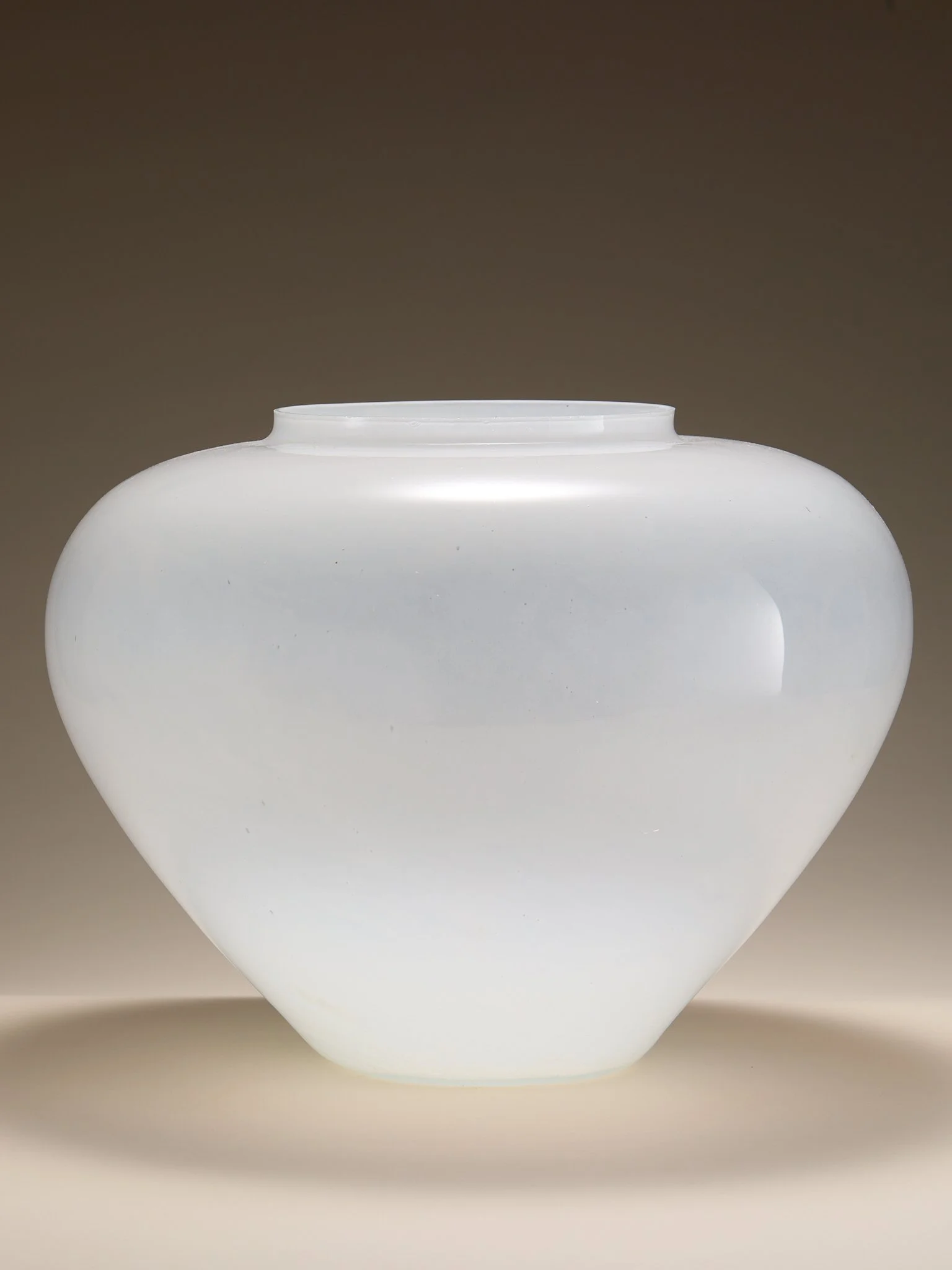 156_TheMidCenturyWhiteOpalineGlassVase_003.jpg