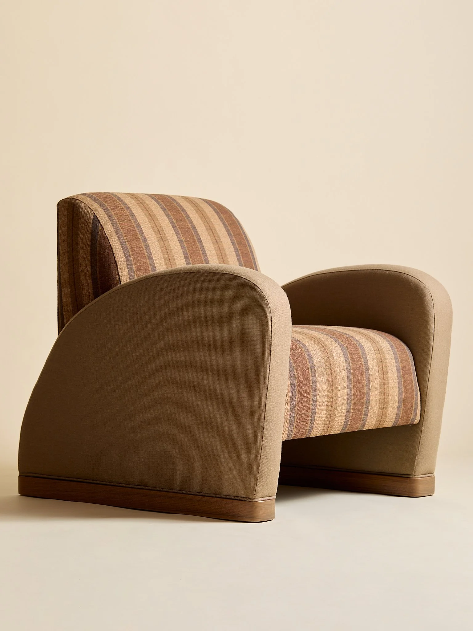 395_TheVintagePostModernCurvedChair_06.jpg