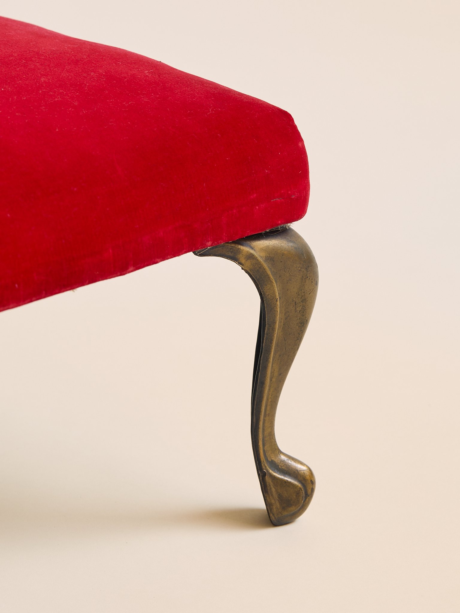 24_TheVintageRedVelvetFootStool_003.jpg