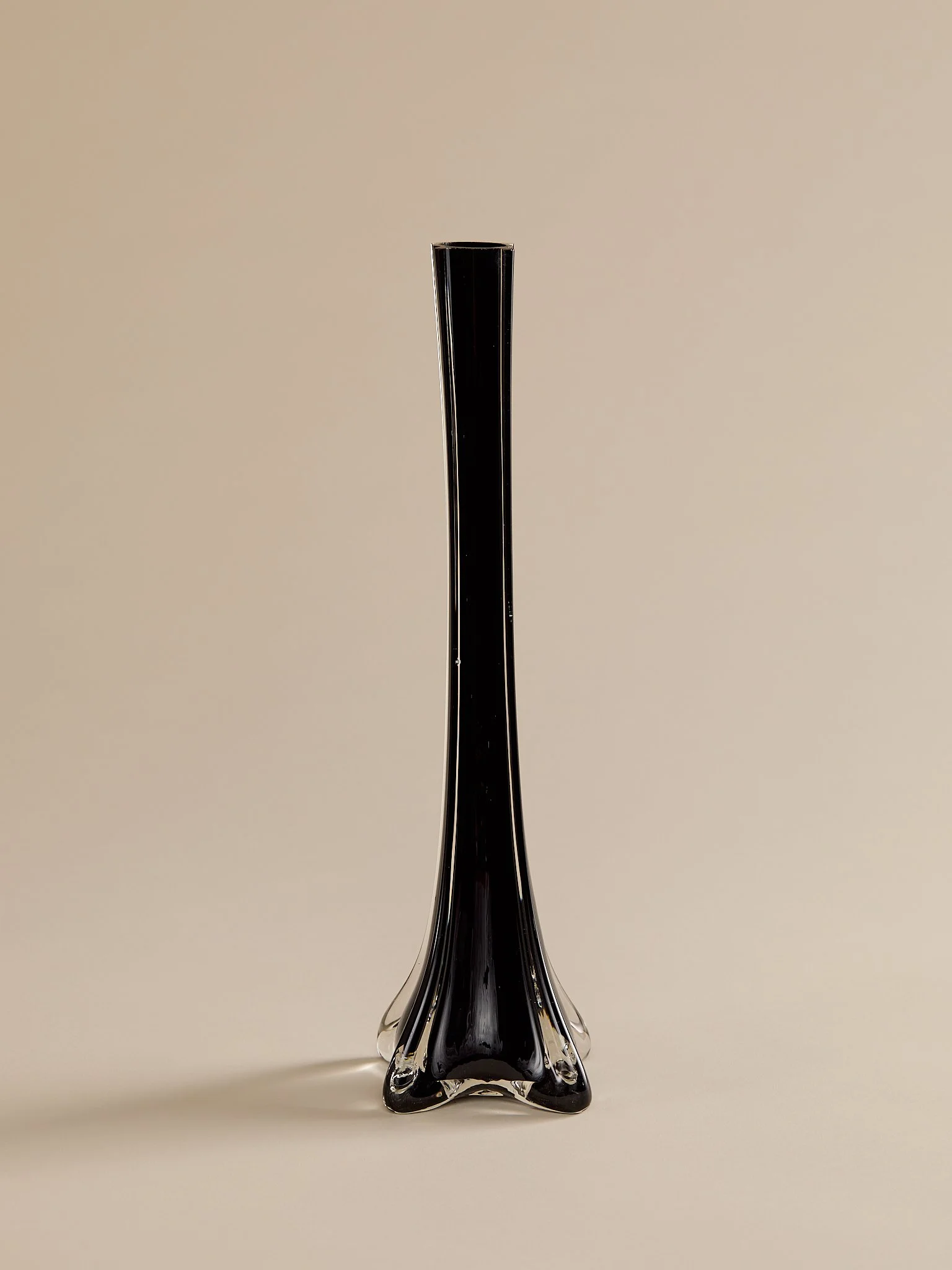232_TheVintageGlassSculpturalBlackBudVase_002.jpg
