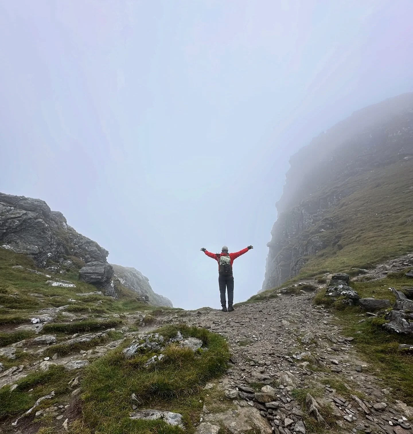Hiking and climbing in the Scottish highlands is always a bliss, the weather, the people, scenery. Here just reaching the balcony below summit of Ben Arthur (The Cobbler) 950 meters.. #jointhesearch @hello_scotland_dmc  @thesearchadventures
