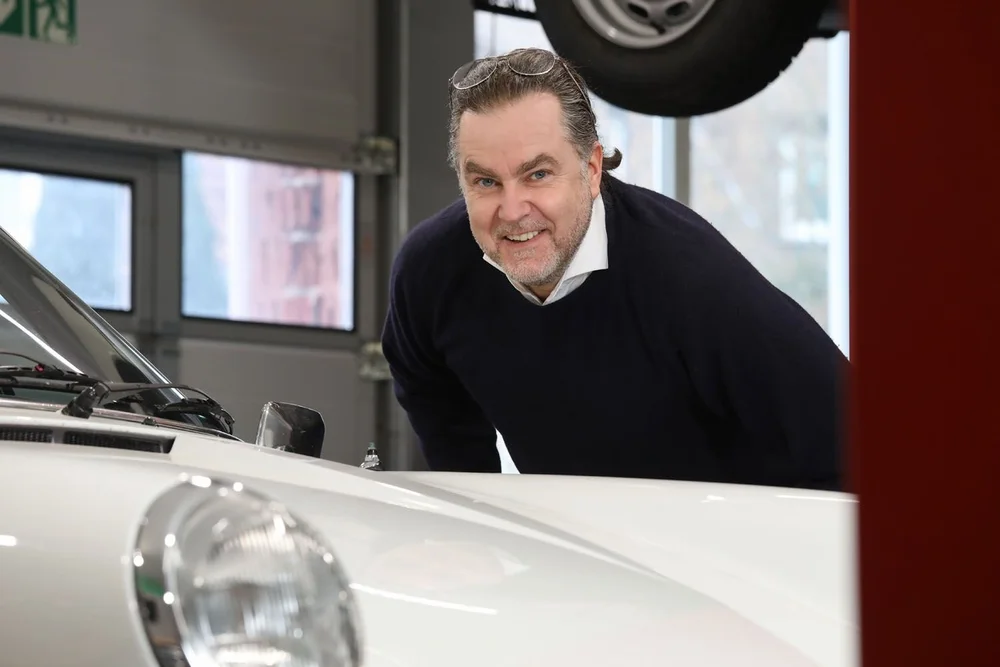 Rechtsanwalt Alexander Ebner in einer Kfz-Werkstatt