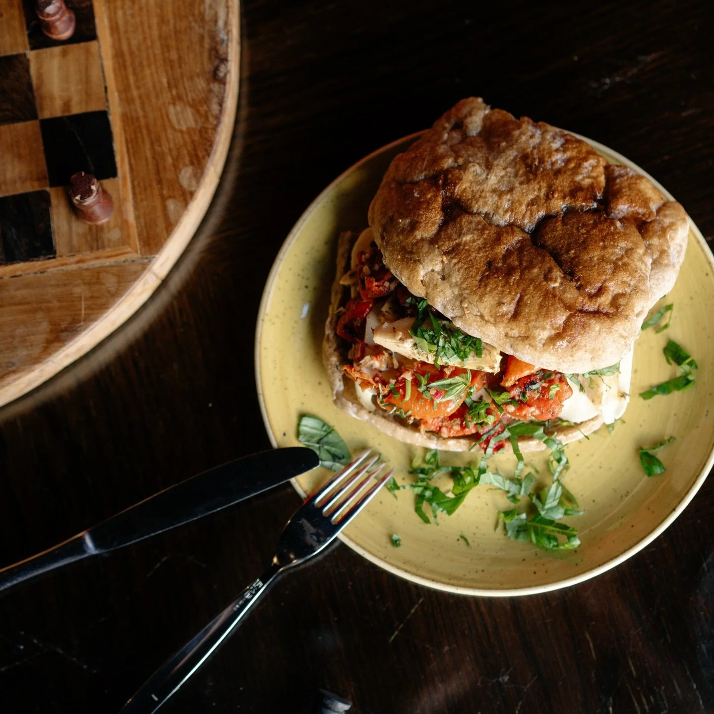 Buenosin suosikkinaposteltavat, Italo Toast ja juustolautanen, saatavilla nyt my&ouml;s vegaanisina! ❤️

Italo Toastissa rapea hapanjuurifocaccia saa kaverikseen grillattuja kasviksia, oliiveja sek&auml; M&ouml; Chavre -vuohenvuustoa. 

Vuustolautase