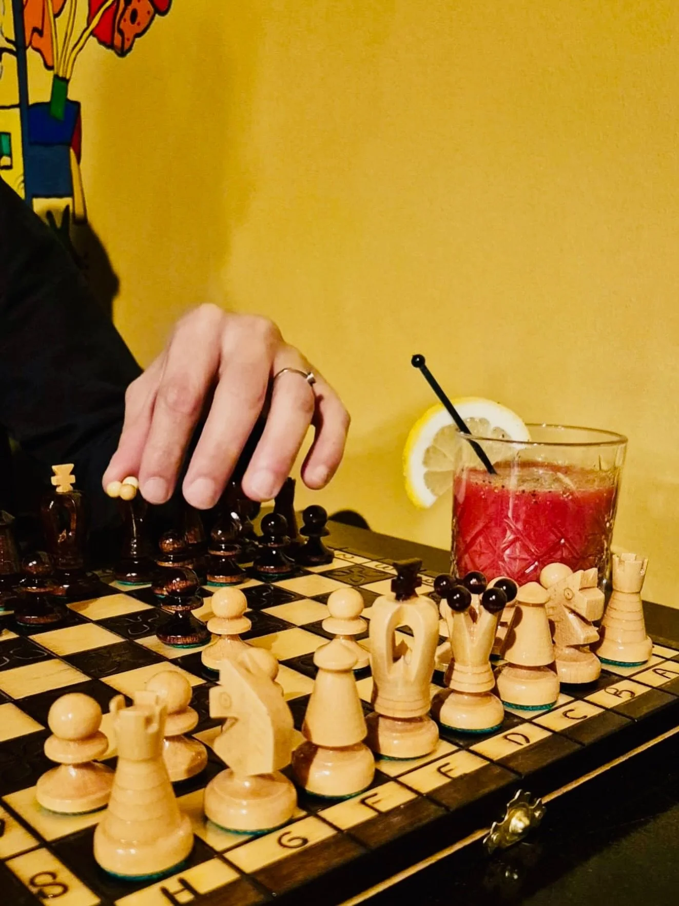 Tiedoksi! T&auml;n&auml; keskiviikkona 28.1. baari aukeaa vasta klo 20 yksityistilaisuuden johdosta. 

Tervetuloa pelailemaan shakkia ja juomaan The Bloody Maryja, eli Kirsin Bloody Maryja, kasista eti&auml;pp&auml;in! ✨

#buenosairescaf&eacute;bar #