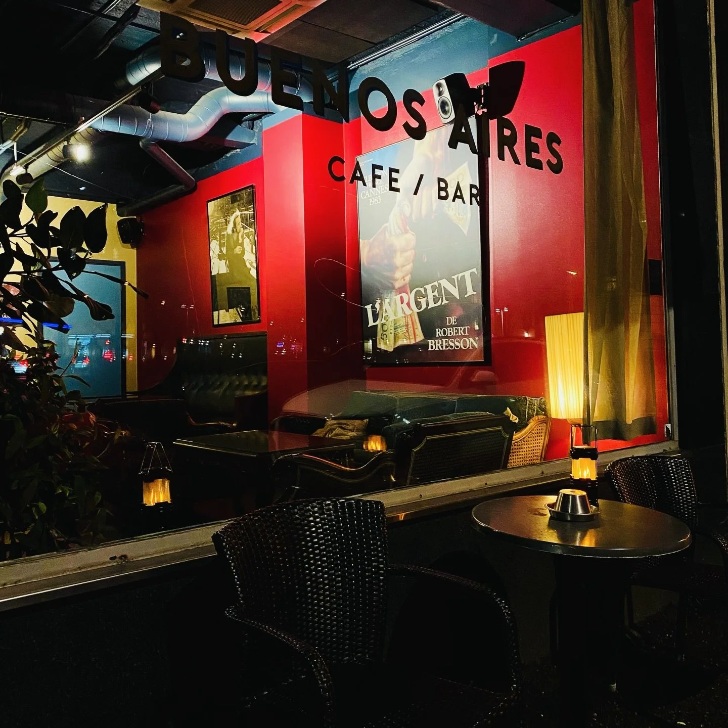 J&auml;lleen yksi mainio vuosi Eerikinkadulla tulee p&auml;&auml;t&ouml;kseens&auml;. Buenos Airesin porukka toivottaa rauhallista joulua ja iloista uutta vuotta kaikille asiakkaillemme! ❤️☮️

Tervetuloa gl&ouml;geille viel&auml; huomenna ennen joulu