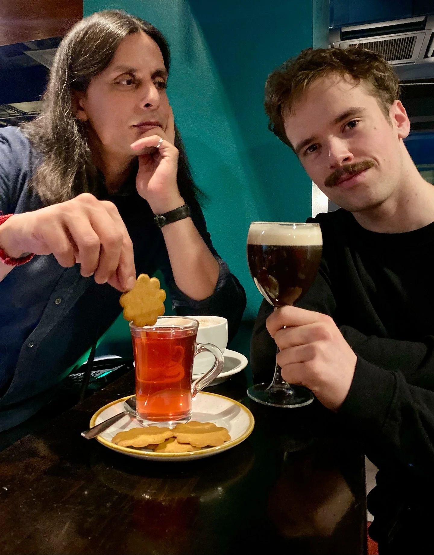 Saako jo jouluttaa? ✨

Gl&ouml;gisesonki on alkanut Buenosissa! Muitakin ihania l&auml;mpimi&auml; juomia l&ouml;ytyy. 

Tule peremm&auml;lle sielt&auml; synk&auml;st&auml; ja sateesta, Buenosin l&auml;mp&ouml;&ouml;n! ❤️

Olemme auki: 

TI-TO 15-00
