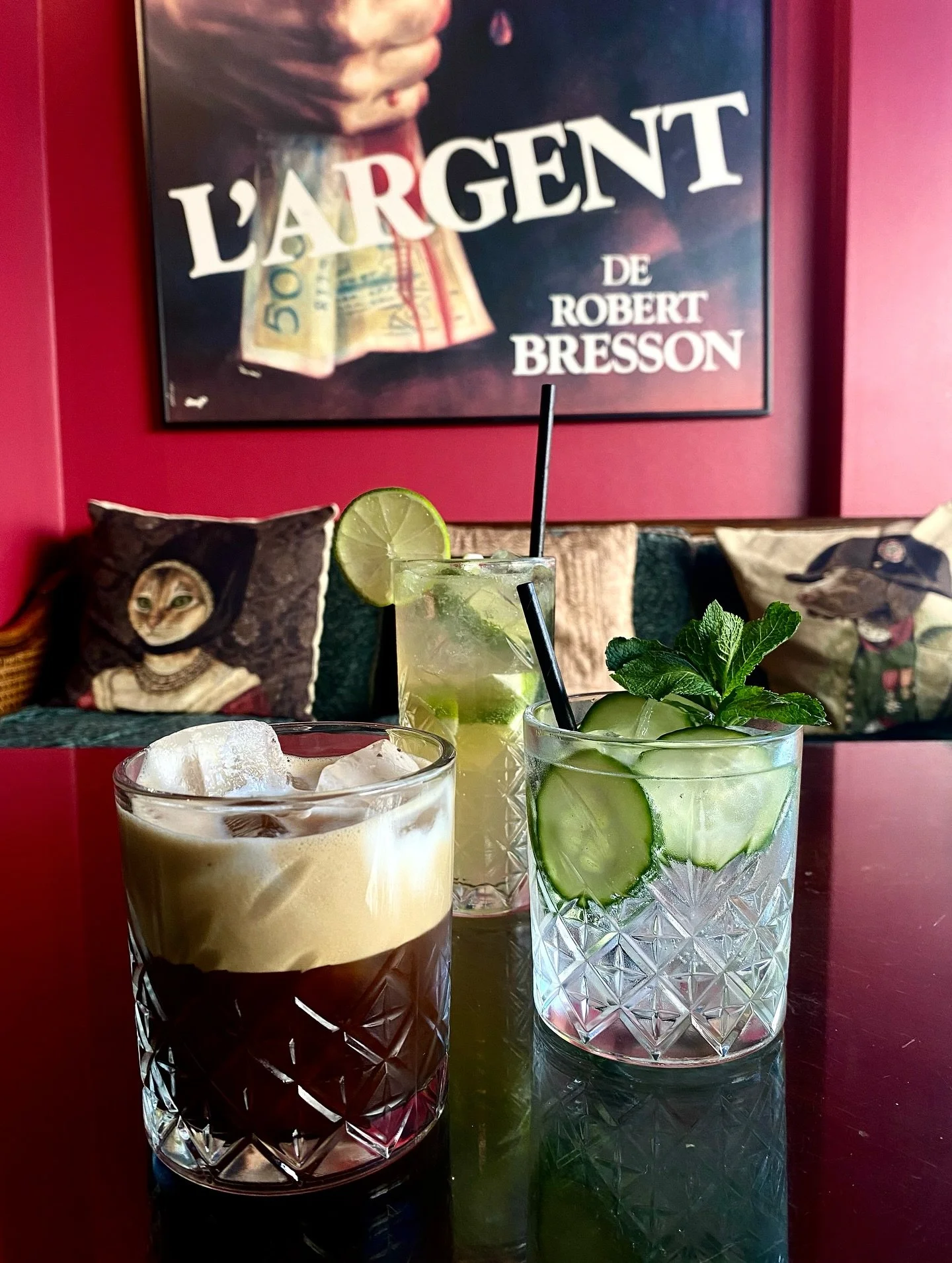 Oluita, siideri&auml;, drinkkej&auml; &ndash; kaikkea holittomana! Buenosista l&ouml;ytyy. 🍹

Kuvissa nollaprossaiset Espresso Martini kahvinyst&auml;ville, ihanan freesi Gin &amp; Tonic sek&auml; syksyinen Apple Mule. On muuten hyvi&auml;. 

Tervet