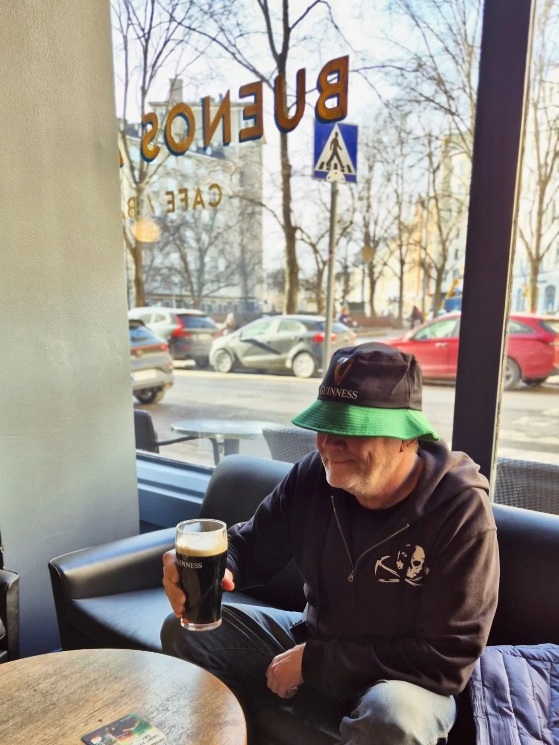 Iloinen Pyh&auml;n Patrickin p&auml;iv&auml;n tunnelma! ☘️

Buenosista saa j&auml;lleen Guinnessia &ndash; tulkaahan kippistelem&auml;&auml;n.

#buenosairescafebar #stpatricksday2026 #guinness #kev&auml;t #eerikinkatu