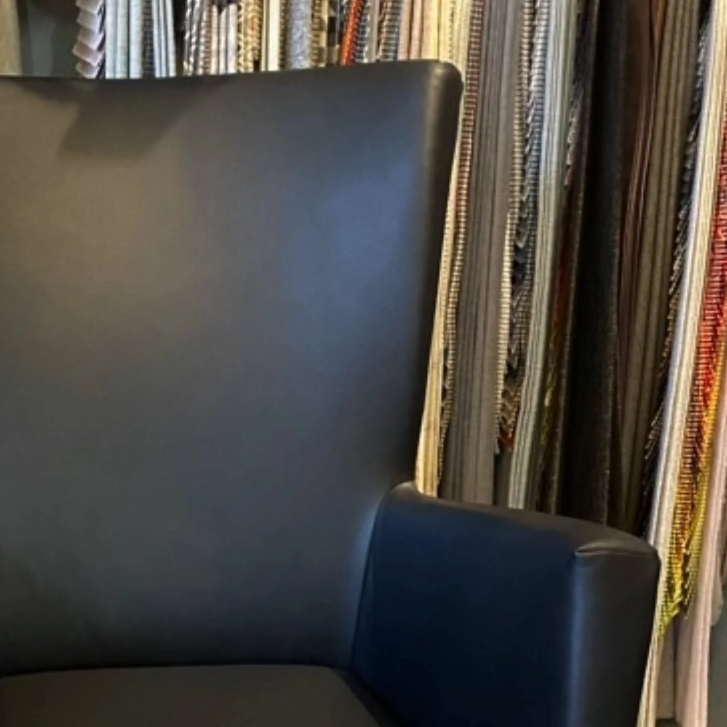 F&aring;t&ouml;lj i svart l&auml;der fr&aring;n @tarnsjogarveri 
K&auml;nslan av ett vackert och h&aring;llbart material &auml;r oj&auml;mf&ouml;rbar. Det sl&aring;r allt. 

De sm&aring;, sm&aring; &auml;rren av ett bett eller reva. Fl&auml;ckarna, s