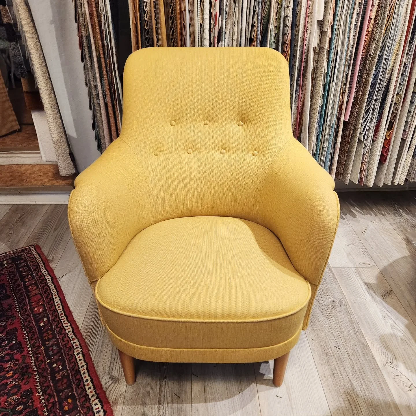 Den gula lilla Samsas-f&aring;t&ouml;ljen str&aring;lade i verkstan. 
Ulltyg fr&aring;n svenska @berghemljungbergs
.
.
.
.
.
#carlmalmsten
#samsasf&aring;t&ouml;lj 
#berghemsv&auml;veri