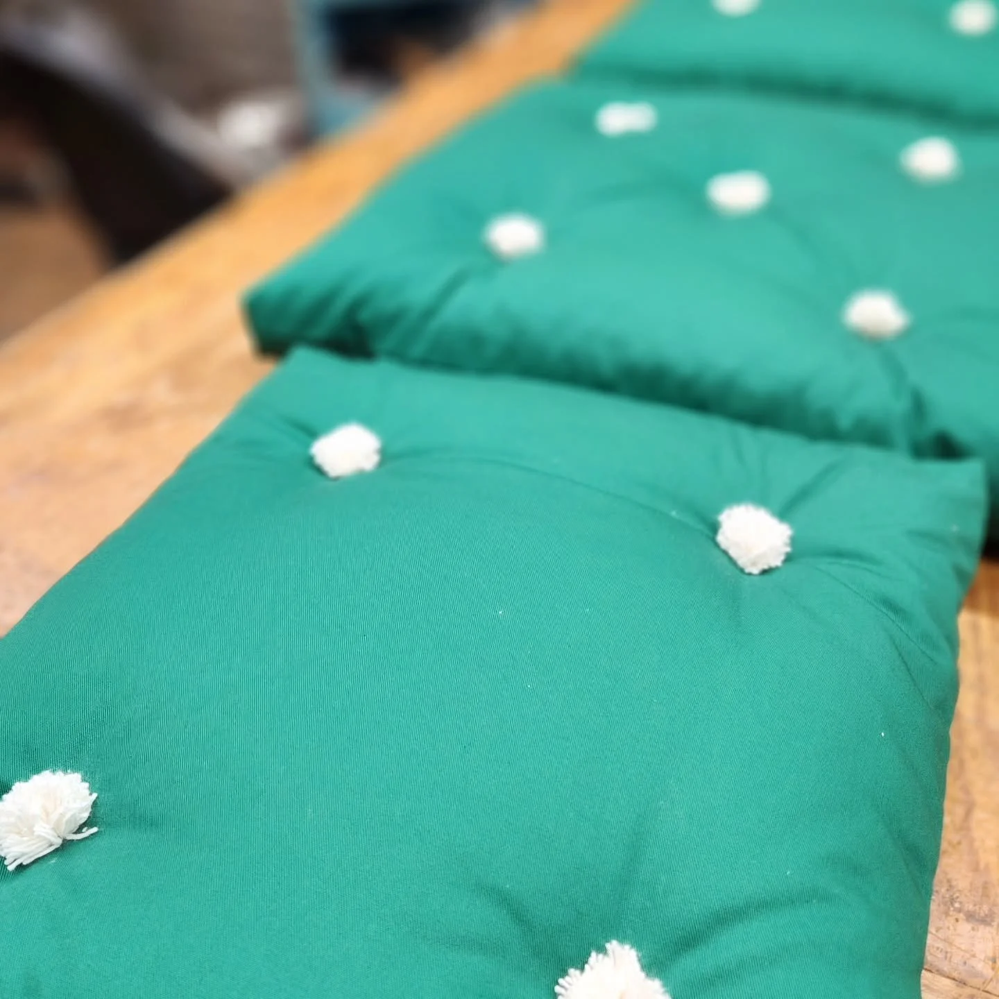 Det finns ingen b&auml;ttre eller s&auml;mre tid p&aring; &aring;ret att l&auml;mna in sina trasiga m&ouml;bler och dynor 🌞❄️

Den h&auml;r solstols-dynan tillverkades nu, mitt i januarim&ouml;rkret. 

H&auml;rligt att f&ouml;r en stund f&aring; p&a