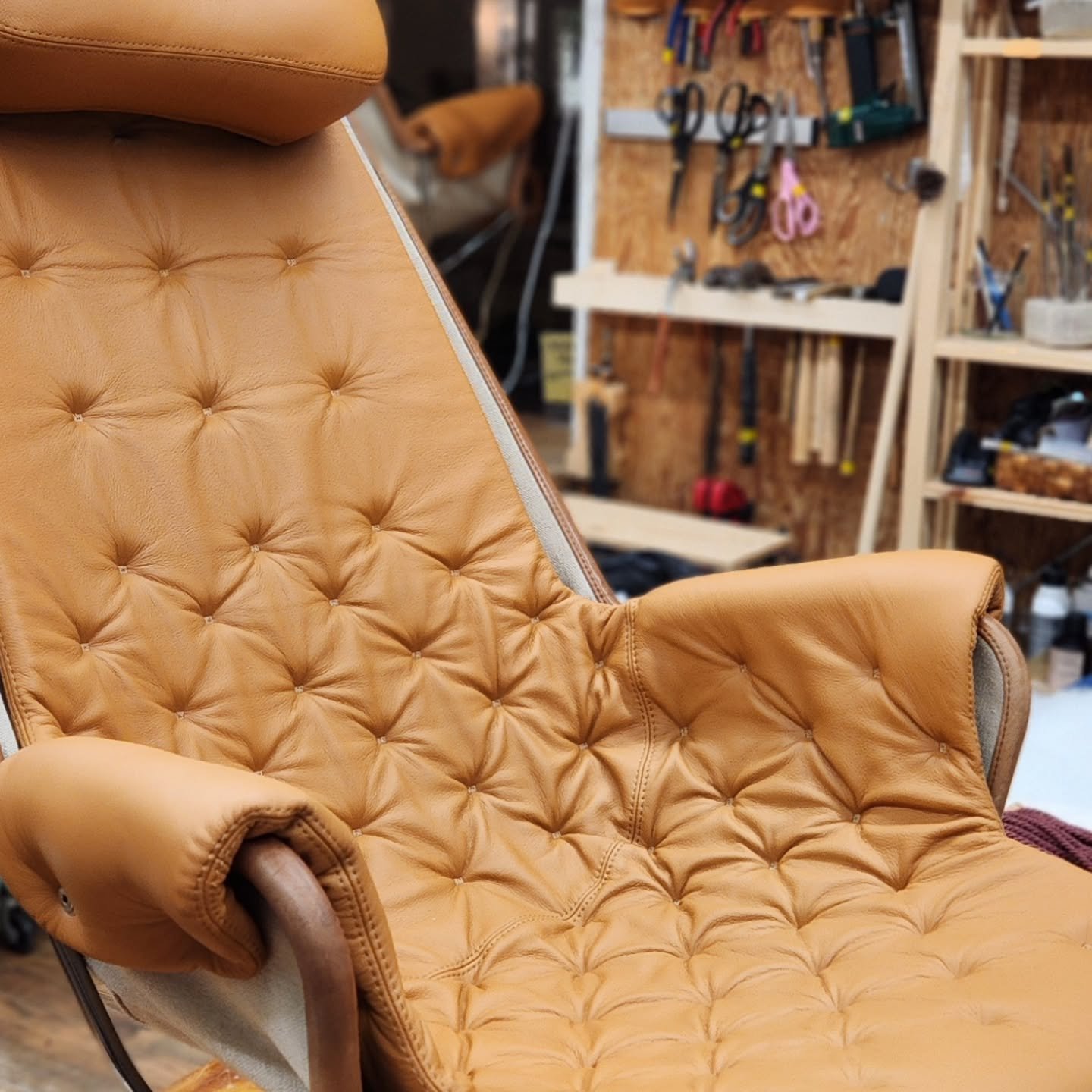 Jetson-f&aring;t&ouml;ljen. En designklassiker v&auml;l v&auml;rd att renovera. Ritades av Bruno Mathsson 1969. H&auml;r byttes linnetyget till l&auml;der.
.
.
.
.
.
.
#designclassics #jetsonchair #brunomathsson #snurrf&aring;t&ouml;lj #inredning