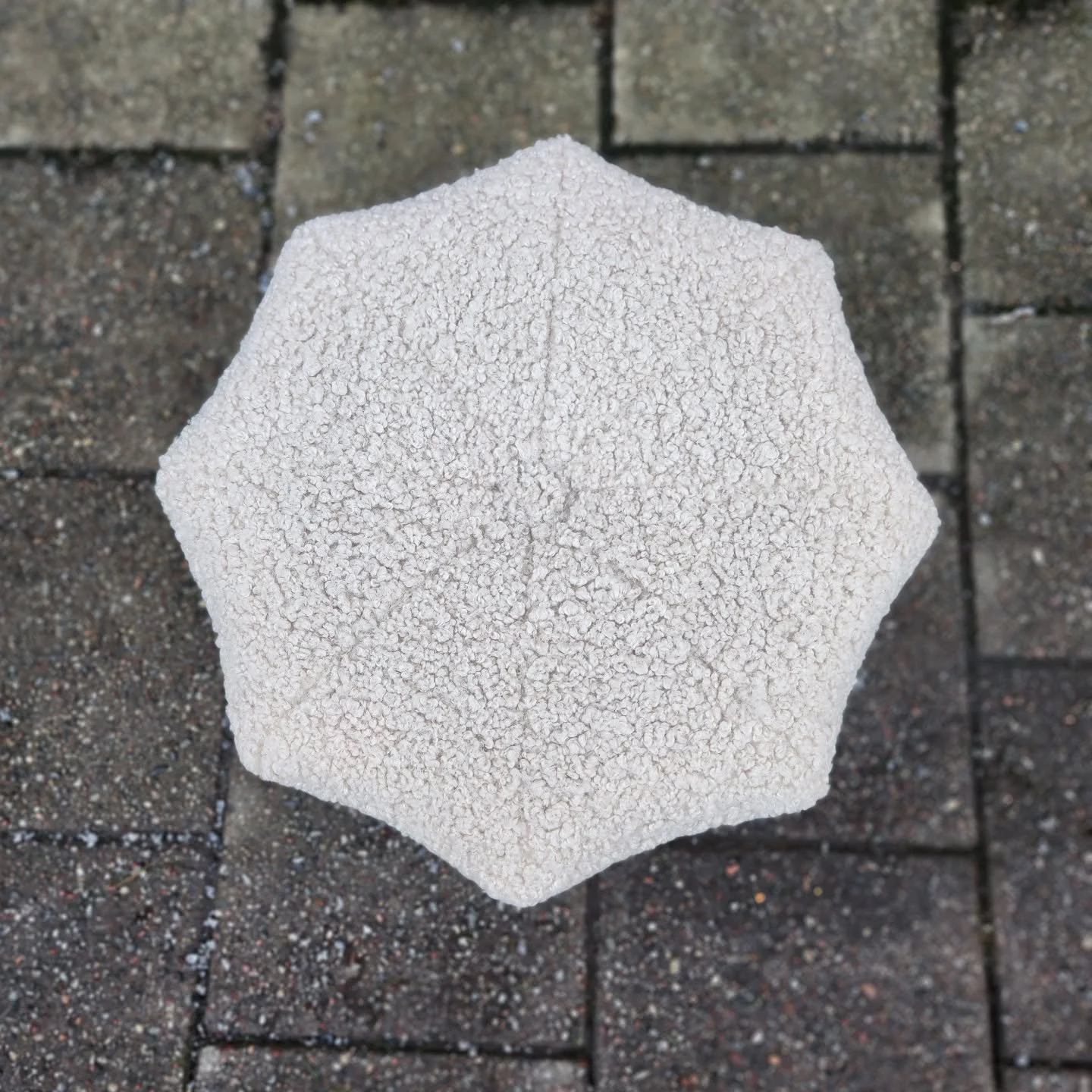 Den h&auml;r lilla stj&auml;rnan lyser upp v&aring;r verkstad. Glad Lucia ❄️❄️❄️☔️

Tyg: Loft fr&aring;n @lauritzons
.
.
.
.
.
#stj&auml;rnor #stj&auml;rna #Lucia #gamlaenskede #stockholm #regn