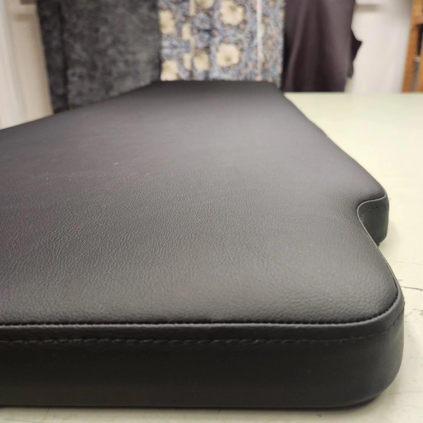 Vi kl&auml;r om dynor f&ouml;r gym, massage, naprapater och liknande. 

.
.
.
.
.
.
#flockens #flockensm&ouml;belhantverk ##gamlaenskede