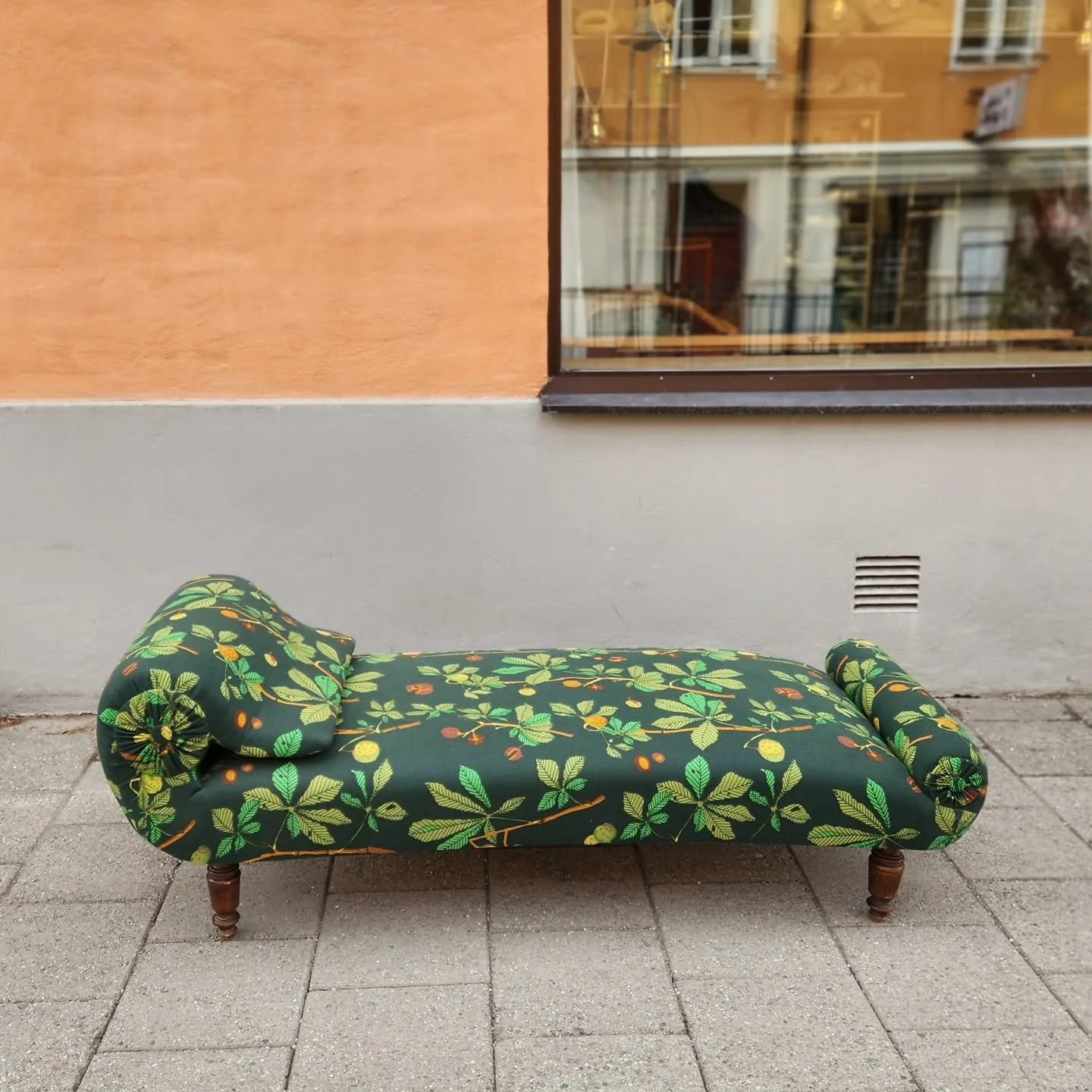 Paradm&ouml;beln och ett &auml;lskat arvegods. 

Med nya tyget "Kastanjer" fr&aring;n Jobs Handtryck fick denna stilm&ouml;bel fr&aring;n 1800-talet, ett modernt och samtida uttryck.

S&Aring; fint!
.
.
.
.
#kastanjer
#paradm&ouml;bel 
#arv