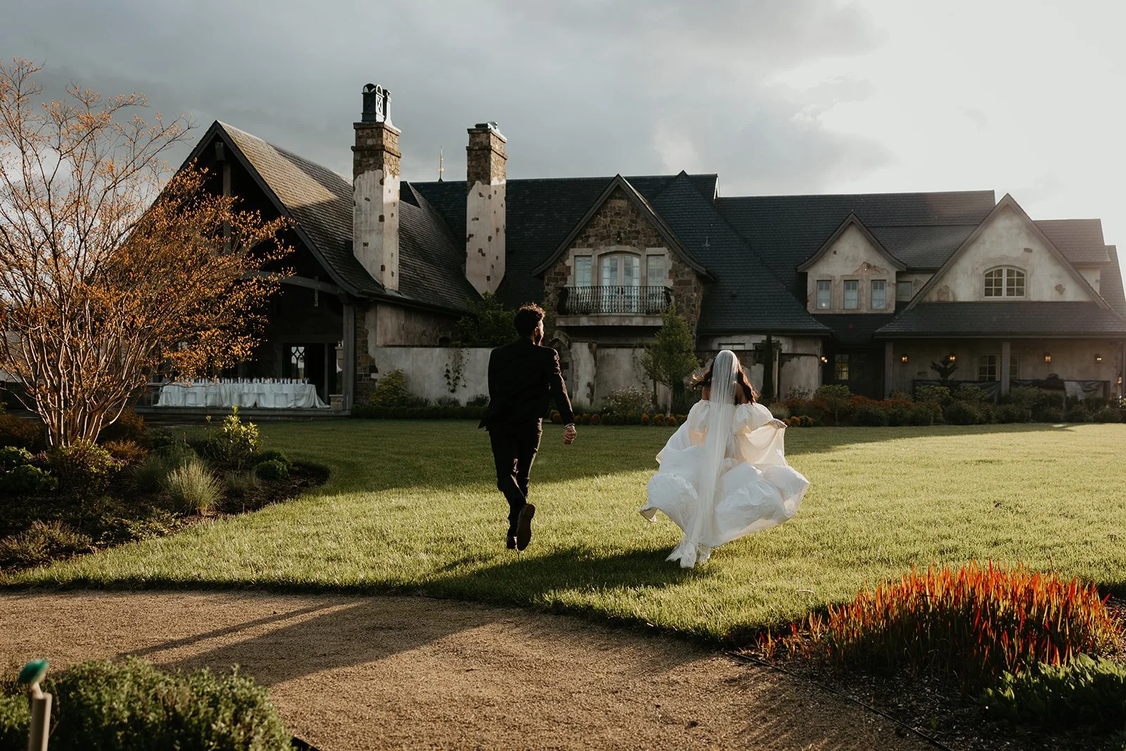  Venue- @chateau_de_lis  Planning &amp; Design- @amandajeanpdxevents  Photography- @emilyskyephotography  Catering- @thehivecateringco  Floral Design- @isaflora_design_co  Videography- @lovebug_pictures  Hair- @stevithehairwitch  Makeup- @shantillyar