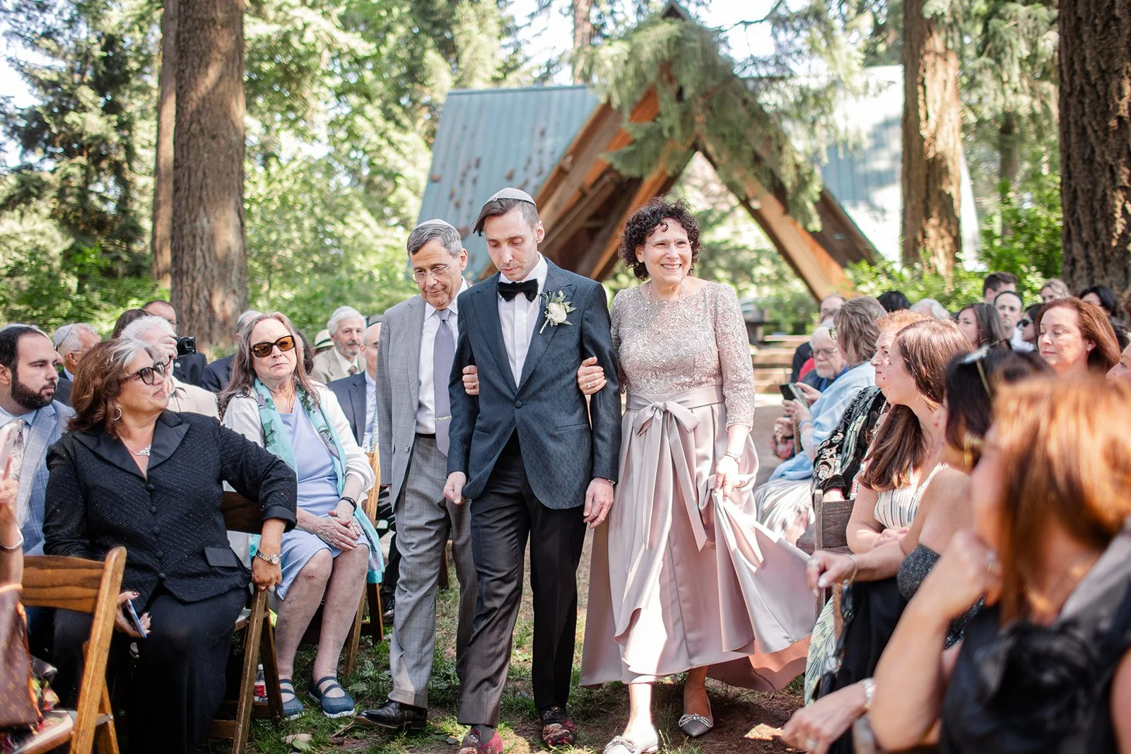  Ceremony Venue: @hoytarboretum Reception Venue: @theevergreenpdx Catering: @thehivecateringco Photography: @kateholtphotography Videography: @lovebug_pictures Floral: @blumpdx Rentals: @ardeneventcollective Cake: @dreamcakespdx Pies: @piespotpdx MUA