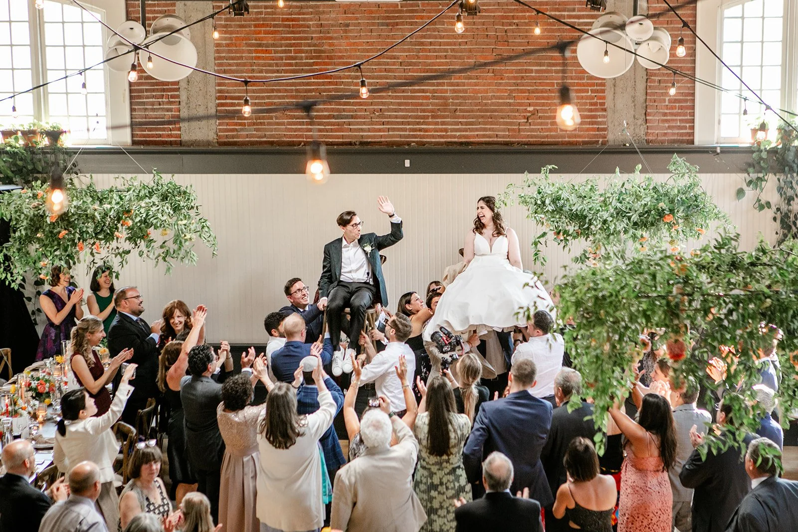  Ceremony Venue: @hoytarboretum Reception Venue: @theevergreenpdx Catering: @thehivecateringco Photography: @kateholtphotography Videography: @lovebug_pictures Floral: @blumpdx Rentals: @ardeneventcollective Cake: @dreamcakespdx Pies: @piespotpdx MUA