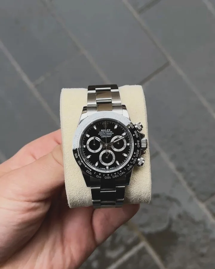 Rolex Daytona Black C&eacute;ramique
r&eacute;f : 116500LN - 2021 New card

Montre neuve jamais port&eacute;e, encore partiellement stick&eacute;e sur le fermoir.
Vendue full set (Bo&icirc;te, carte de garantie, livret, tag) 

Prix : VENDUE 🤝🏼

Dis