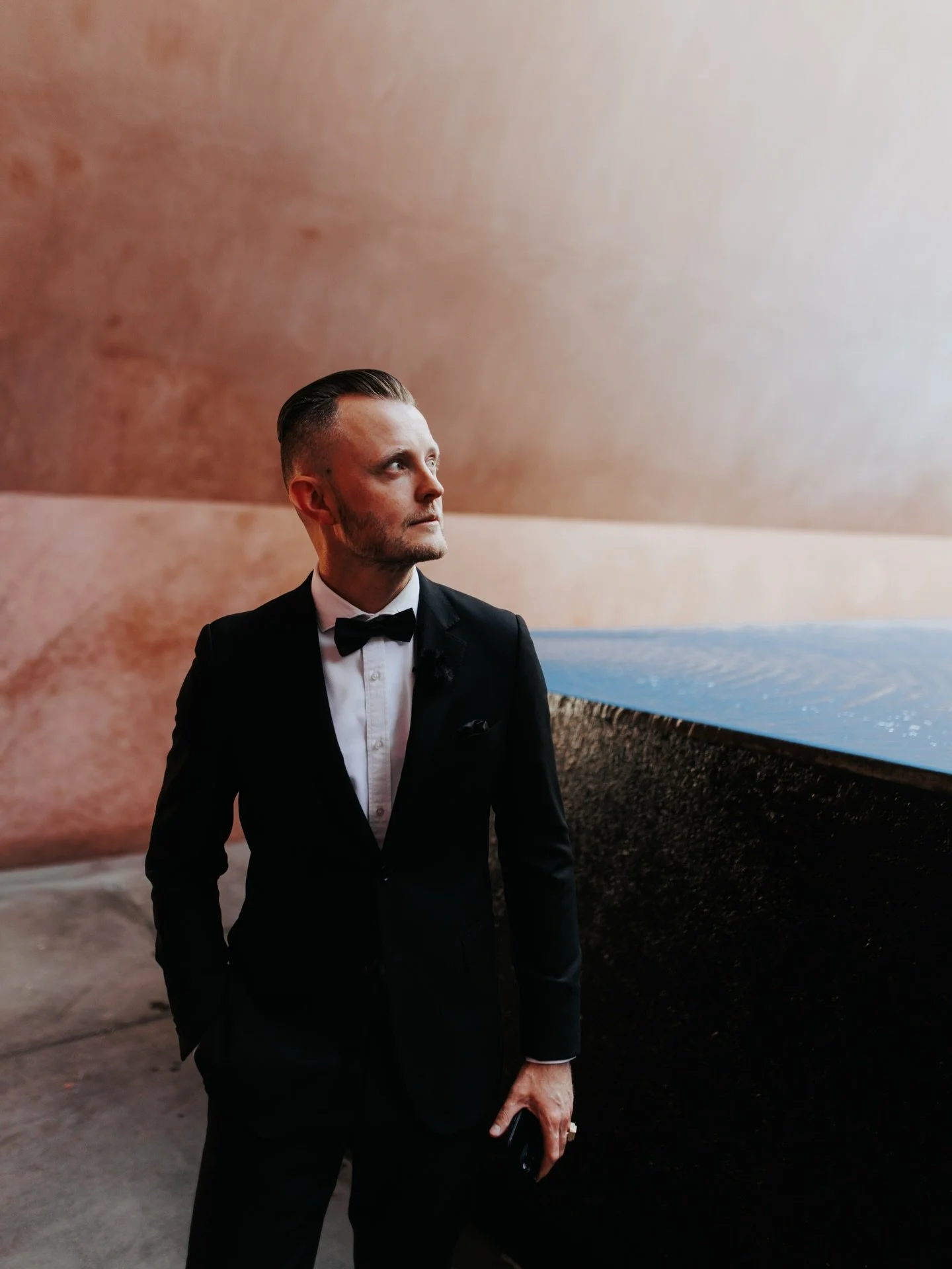 Serving serious face, but don&rsquo;t worry, I still trip over flat surfaces at weddings. Like right after this pic. 😅🤣🤣🤣
📸: @msouthamphoto 🥰