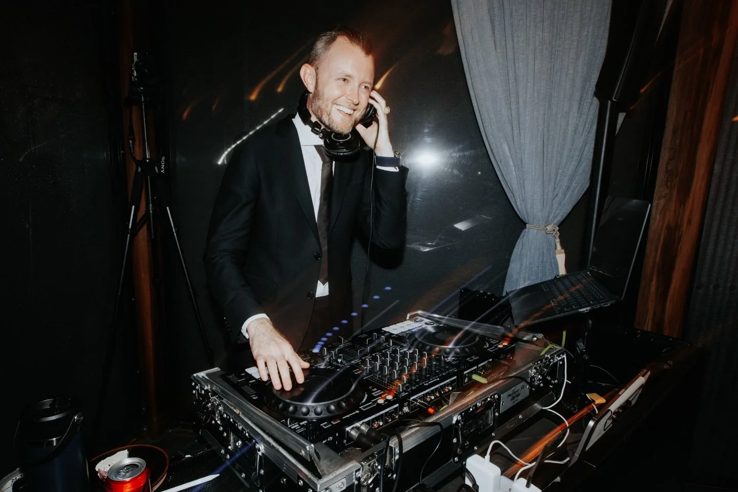 Shout out to @djrenkun for letting me behind the deck to drop a set at last night&rsquo;s wedding!! It was such a vibe and so much fun!! 🎶🥳

📸: @msouthamphoto ❤️